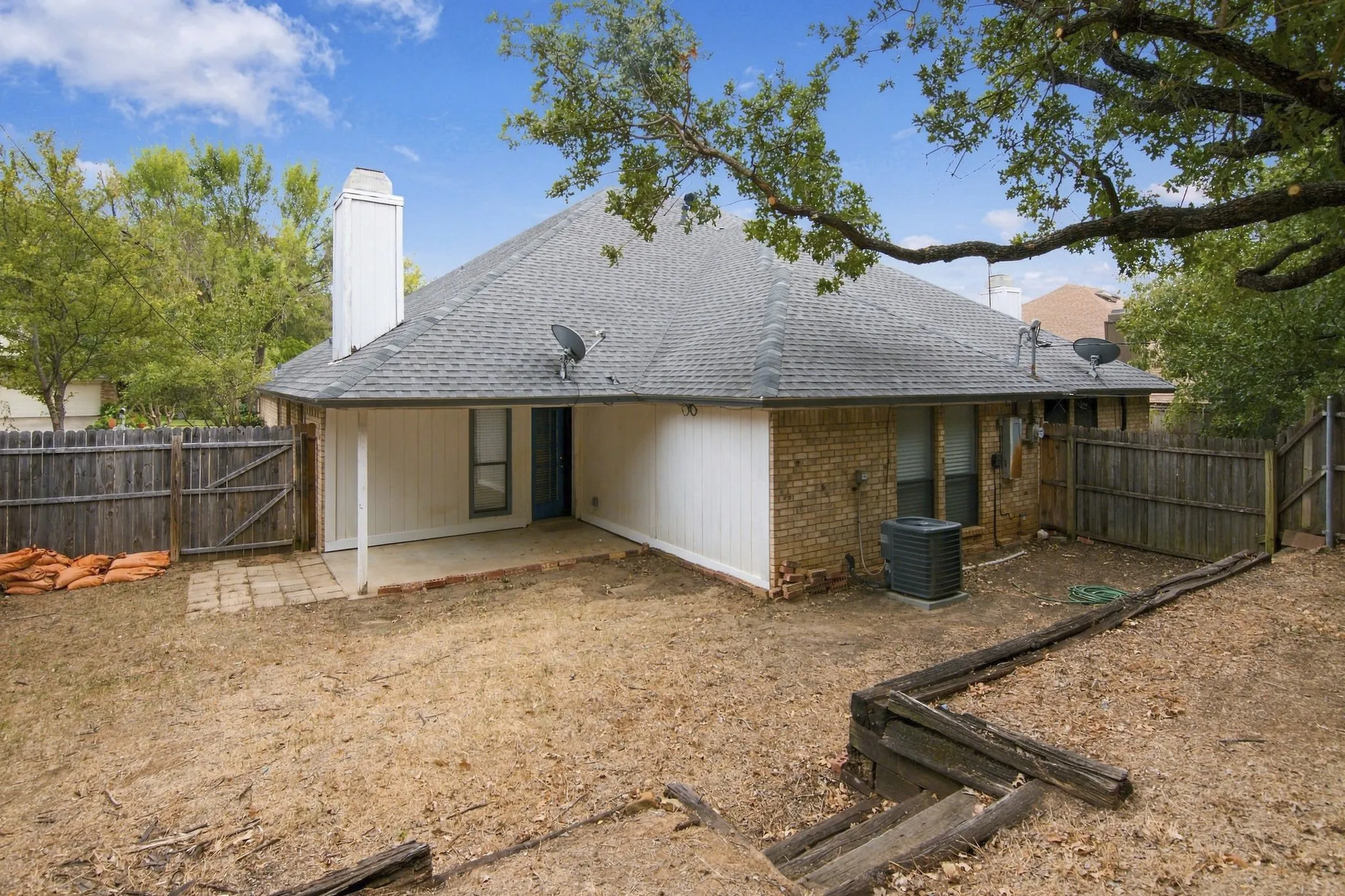 Single Family Residence For Sale in Tarrant County , 317 Moore Creek Road, Hurst, Texas 76053, 4 Bedroom, 4 Bathroom, 2 Garage spaces, 2,650 Sqft, built in 1985, mls#21403145, Real Estate Agent in Hurst, Homes For Sale in Tarrant county, Homes For Sale in Hurst, Realtor in Hurst Texas, Real Estate Brokerage Independent Realty Texas, Luminita Cordes Realtor