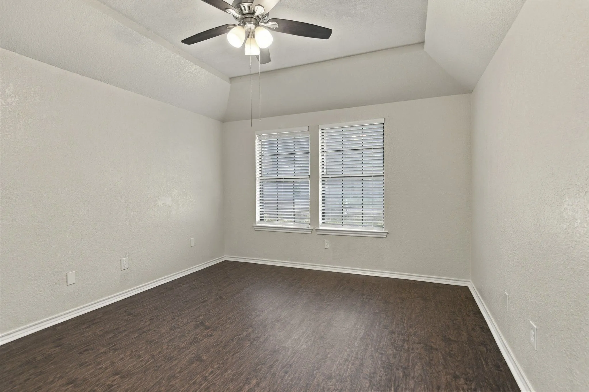 Single Family Residence For Sale in Tarrant County , 317 Moore Creek Road, Hurst, Texas 76053, 4 Bedroom, 4 Bathroom, 2 Garage spaces, 2,650 Sqft, built in 1985, mls#21403145, Real Estate Agent in Hurst, Homes For Sale in Tarrant county, Homes For Sale in Hurst, Realtor in Hurst Texas, Real Estate Brokerage Independent Realty Texas, Luminita Cordes Realtor