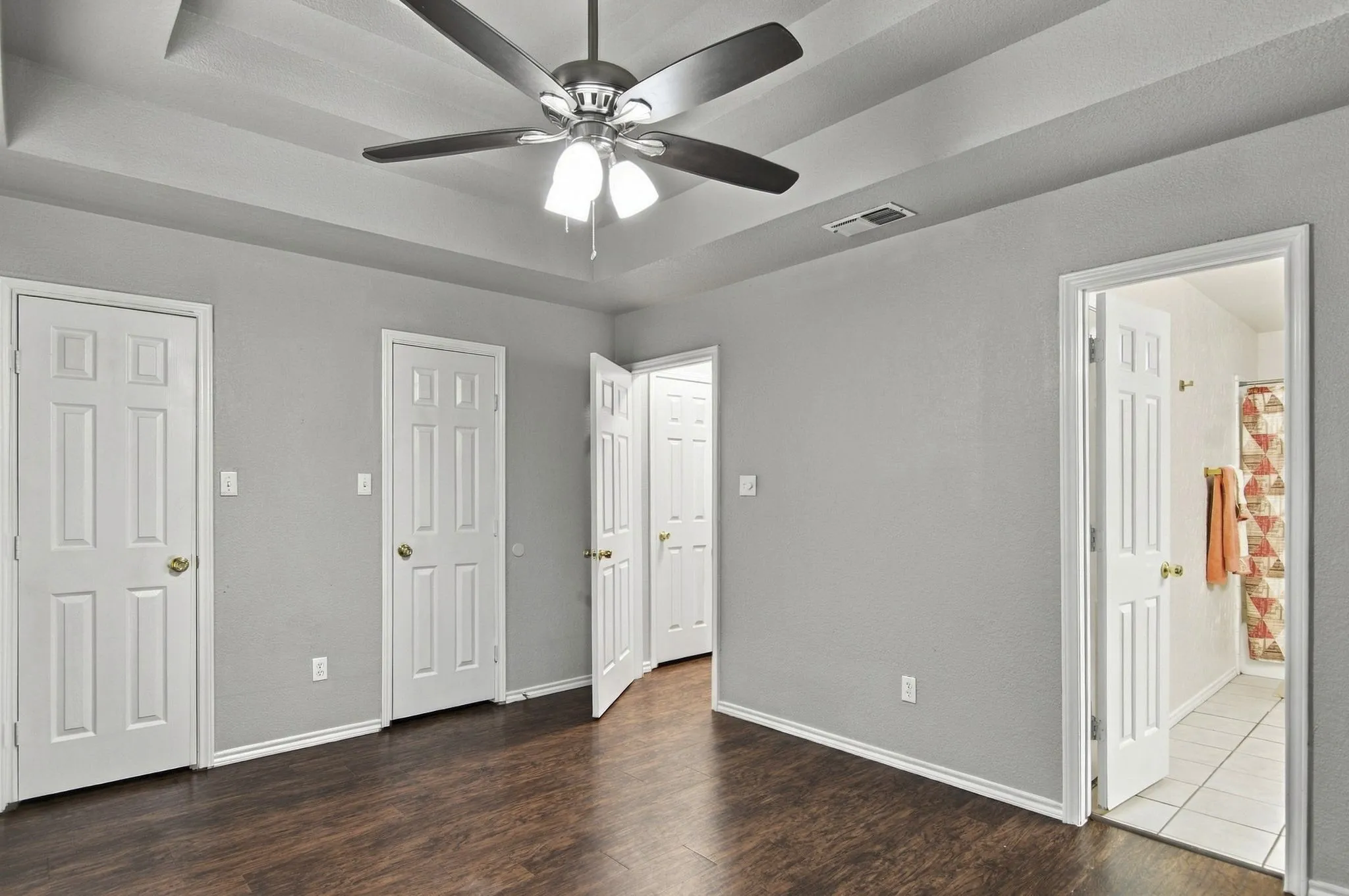 Single Family Residence For Sale in Tarrant County , 317 Moore Creek Road, Hurst, Texas 76053, 4 Bedroom, 4 Bathroom, 2 Garage spaces, 2,650 Sqft, built in 1985, mls#21403145, Real Estate Agent in Hurst, Homes For Sale in Tarrant county, Homes For Sale in Hurst, Realtor in Hurst Texas, Real Estate Brokerage Independent Realty Texas, Luminita Cordes Realtor