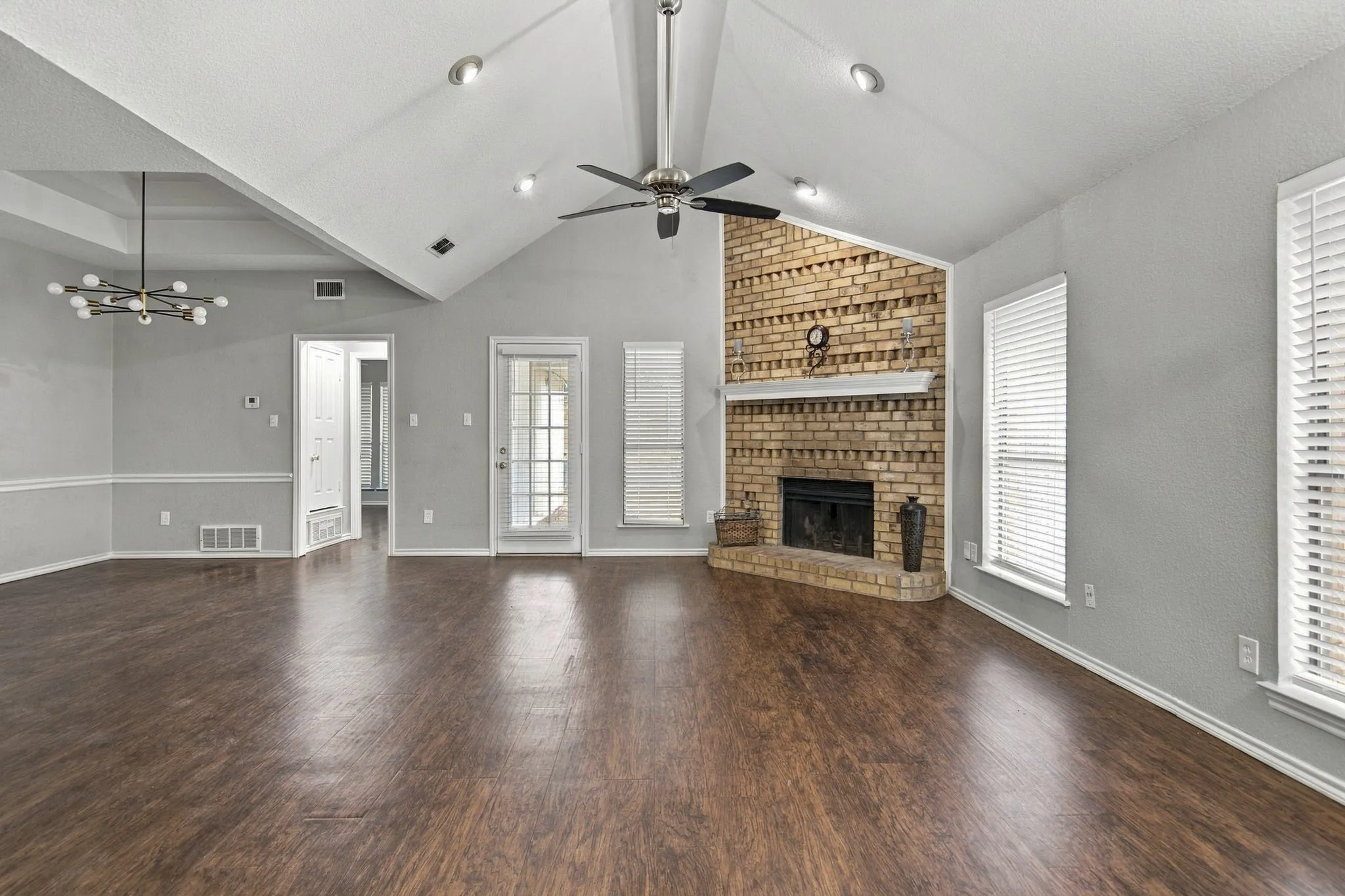 Single Family Residence For Sale in Tarrant County , 317 Moore Creek Road, Hurst, Texas 76053, 4 Bedroom, 4 Bathroom, 2 Garage spaces, 2,650 Sqft, built in 1985, mls#21403145, Real Estate Agent in Hurst, Homes For Sale in Tarrant county, Homes For Sale in Hurst, Realtor in Hurst Texas, Real Estate Brokerage Independent Realty Texas, Luminita Cordes Realtor