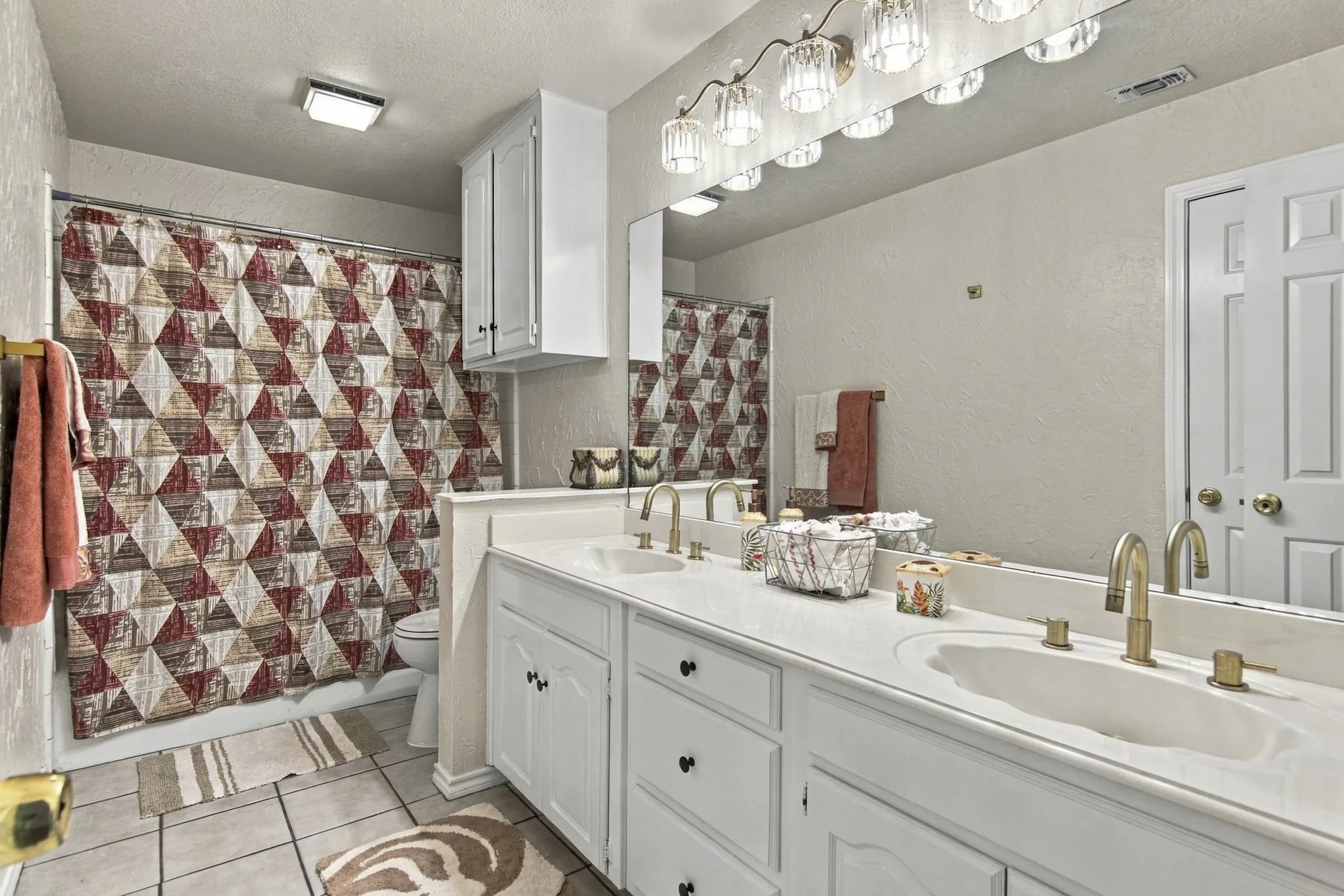Single Family Residence For Sale in Tarrant County , 317 Moore Creek Road, Hurst, Texas 76053, 4 Bedroom, 4 Bathroom, 2 Garage spaces, 2,650 Sqft, built in 1985, mls#21403145, Real Estate Agent in Hurst, Homes For Sale in Tarrant county, Homes For Sale in Hurst, Realtor in Hurst Texas, Real Estate Brokerage Independent Realty Texas, Luminita Cordes Realtor