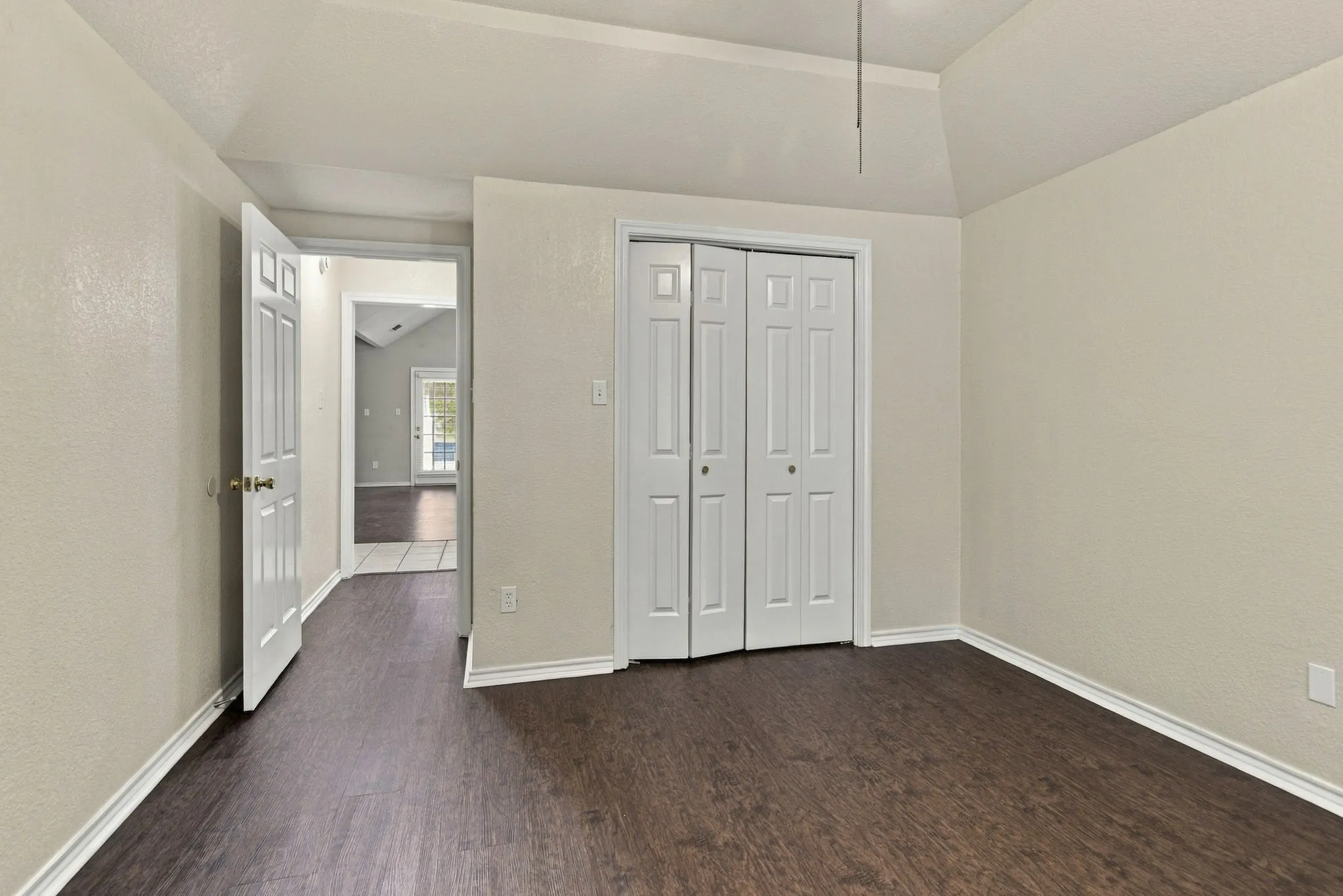 Single Family Residence For Sale in Tarrant County , 317 Moore Creek Road, Hurst, Texas 76053, 4 Bedroom, 4 Bathroom, 2 Garage spaces, 2,650 Sqft, built in 1985, mls#21403145, Real Estate Agent in Hurst, Homes For Sale in Tarrant county, Homes For Sale in Hurst, Realtor in Hurst Texas, Real Estate Brokerage Independent Realty Texas, Luminita Cordes Realtor