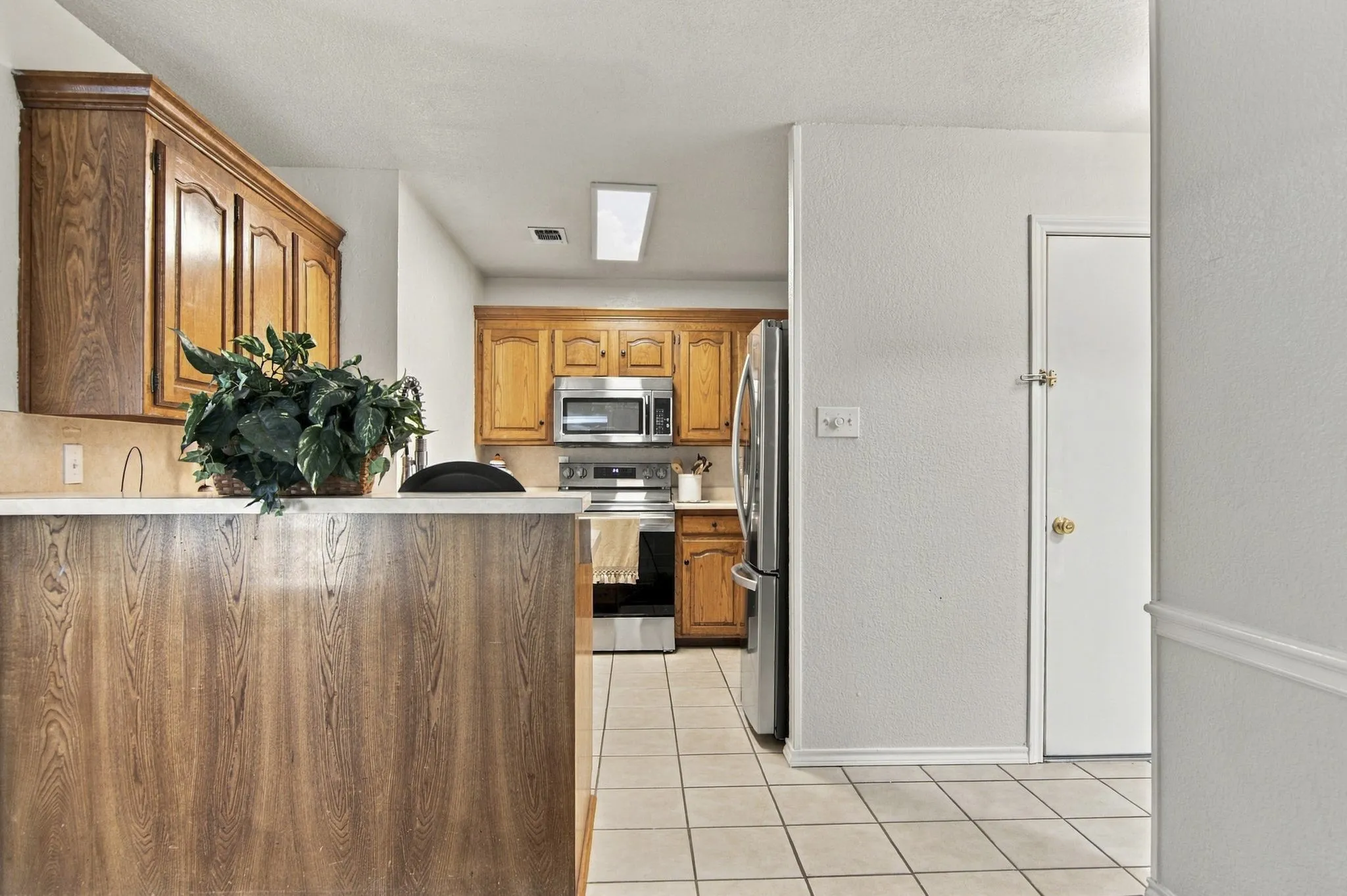 Single Family Residence For Sale in Tarrant County , 317 Moore Creek Road, Hurst, Texas 76053, 4 Bedroom, 4 Bathroom, 2 Garage spaces, 2,650 Sqft, built in 1985, mls#21403145, Real Estate Agent in Hurst, Homes For Sale in Tarrant county, Homes For Sale in Hurst, Realtor in Hurst Texas, Real Estate Brokerage Independent Realty Texas, Luminita Cordes Realtor