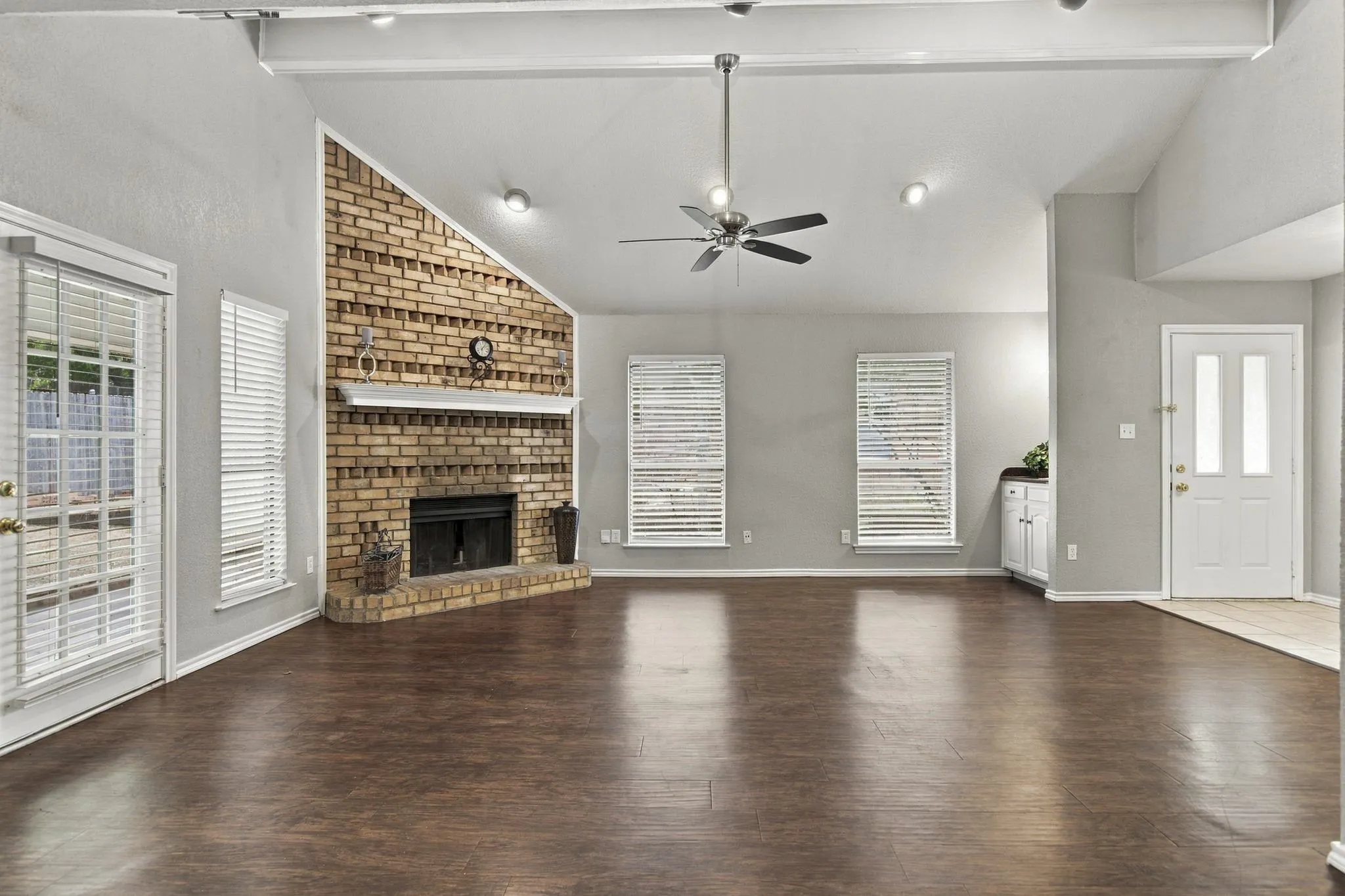 Single Family Residence For Sale in Tarrant County , 317 Moore Creek Road, Hurst, Texas 76053, 4 Bedroom, 4 Bathroom, 2 Garage spaces, 2,650 Sqft, built in 1985, mls#21403145, Real Estate Agent in Hurst, Homes For Sale in Tarrant county, Homes For Sale in Hurst, Realtor in Hurst Texas, Real Estate Brokerage Independent Realty Texas, Luminita Cordes Realtor