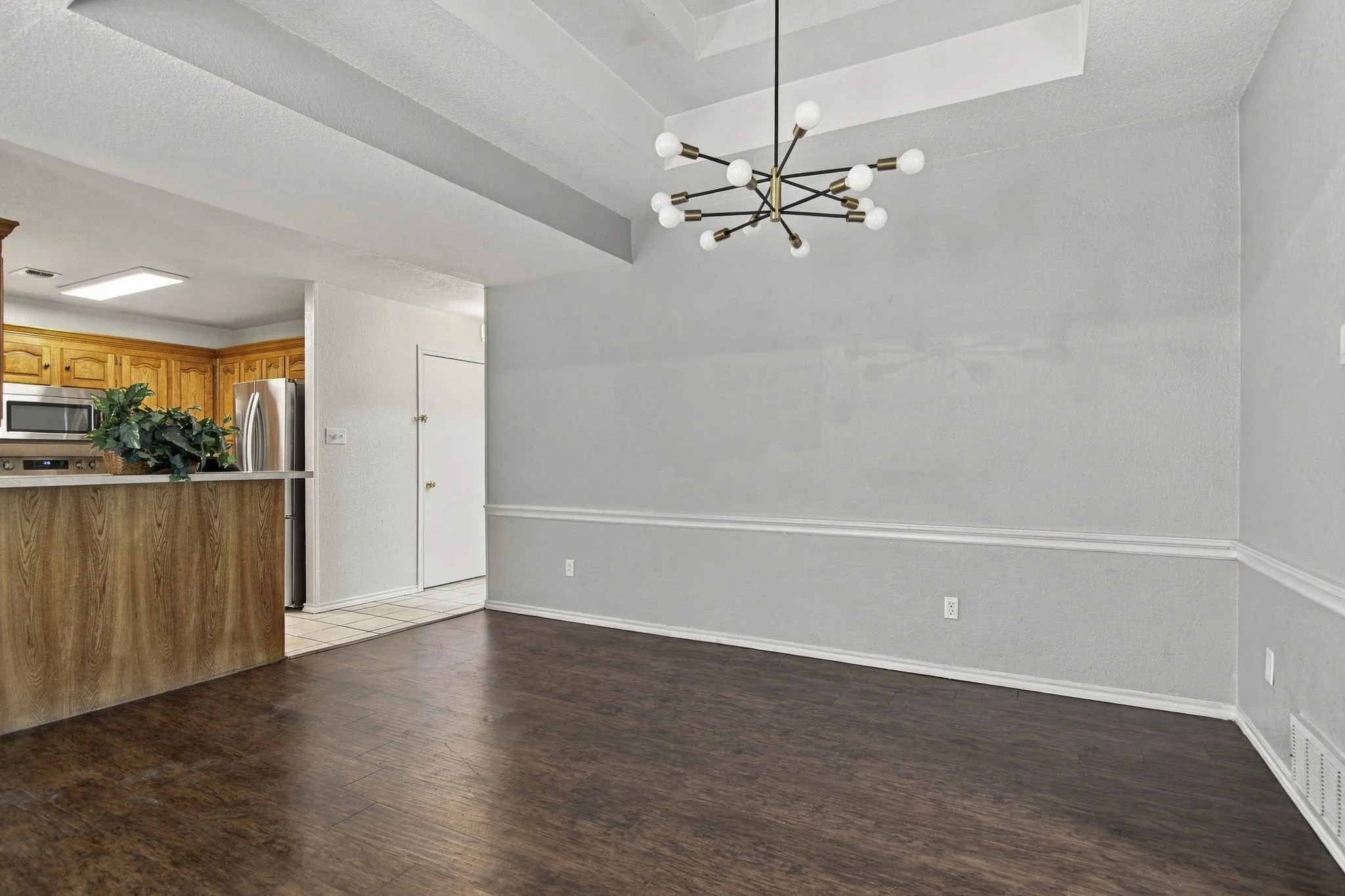 Single Family Residence For Sale in Tarrant County , 317 Moore Creek Road, Hurst, Texas 76053, 4 Bedroom, 4 Bathroom, 2 Garage spaces, 2,650 Sqft, built in 1985, mls#21403145, Real Estate Agent in Hurst, Homes For Sale in Tarrant county, Homes For Sale in Hurst, Realtor in Hurst Texas, Real Estate Brokerage Independent Realty Texas, Luminita Cordes Realtor