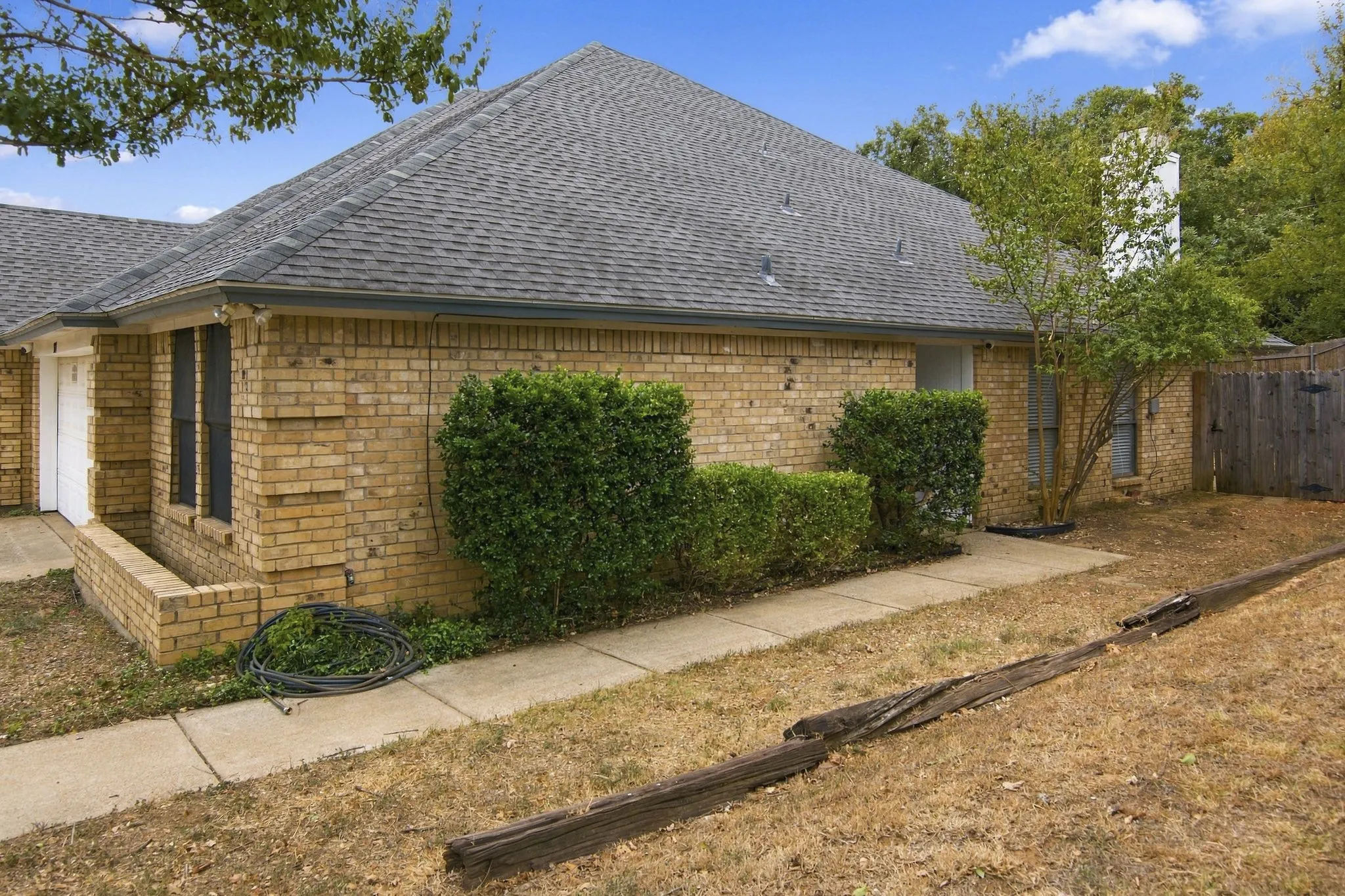 Single Family Residence For Sale in Tarrant County , 317 Moore Creek Road, Hurst, Texas 76053, 4 Bedroom, 4 Bathroom, 2 Garage spaces, 2,650 Sqft, built in 1985, mls#21403145, Real Estate Agent in Hurst, Homes For Sale in Tarrant county, Homes For Sale in Hurst, Realtor in Hurst Texas, Real Estate Brokerage Independent Realty Texas, Luminita Cordes Realtor