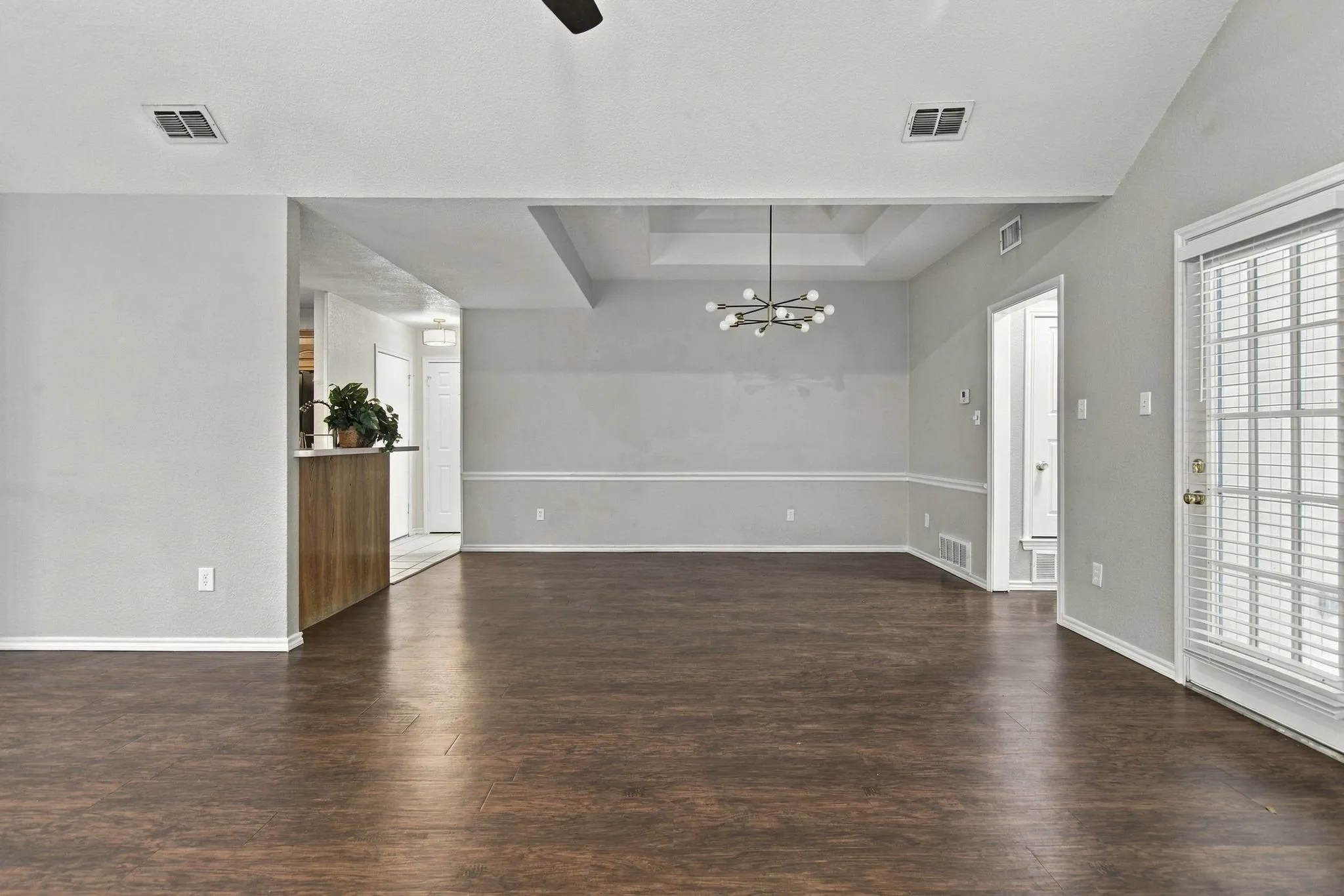 Single Family Residence For Sale in Tarrant County , 317 Moore Creek Road, Hurst, Texas 76053, 4 Bedroom, 4 Bathroom, 2 Garage spaces, 2,650 Sqft, built in 1985, mls#21403145, Real Estate Agent in Hurst, Homes For Sale in Tarrant county, Homes For Sale in Hurst, Realtor in Hurst Texas, Real Estate Brokerage Independent Realty Texas, Luminita Cordes Realtor