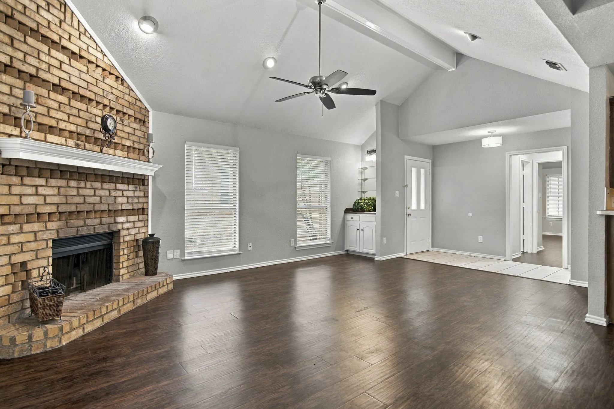 Single Family Residence For Sale in Tarrant County , 317 Moore Creek Road, Hurst, Texas 76053, 4 Bedroom, 4 Bathroom, 2 Garage spaces, 2,650 Sqft, built in 1985, mls#21403145, Real Estate Agent in Hurst, Homes For Sale in Tarrant county, Homes For Sale in Hurst, Realtor in Hurst Texas, Real Estate Brokerage Independent Realty Texas, Luminita Cordes Realtor