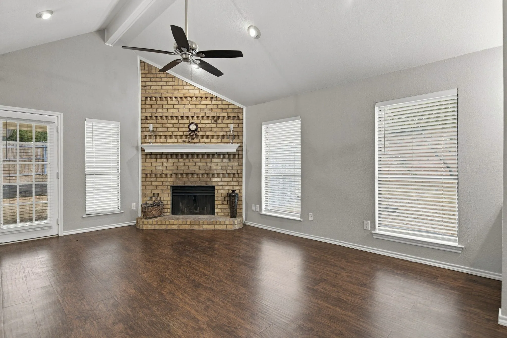 Single Family Residence For Sale in Tarrant County , 317 Moore Creek Road, Hurst, Texas 76053, 4 Bedroom, 4 Bathroom, 2 Garage spaces, 2,650 Sqft, built in 1985, mls#21403145, Real Estate Agent in Hurst, Homes For Sale in Tarrant county, Homes For Sale in Hurst, Realtor in Hurst Texas, Real Estate Brokerage Independent Realty Texas, Luminita Cordes Realtor