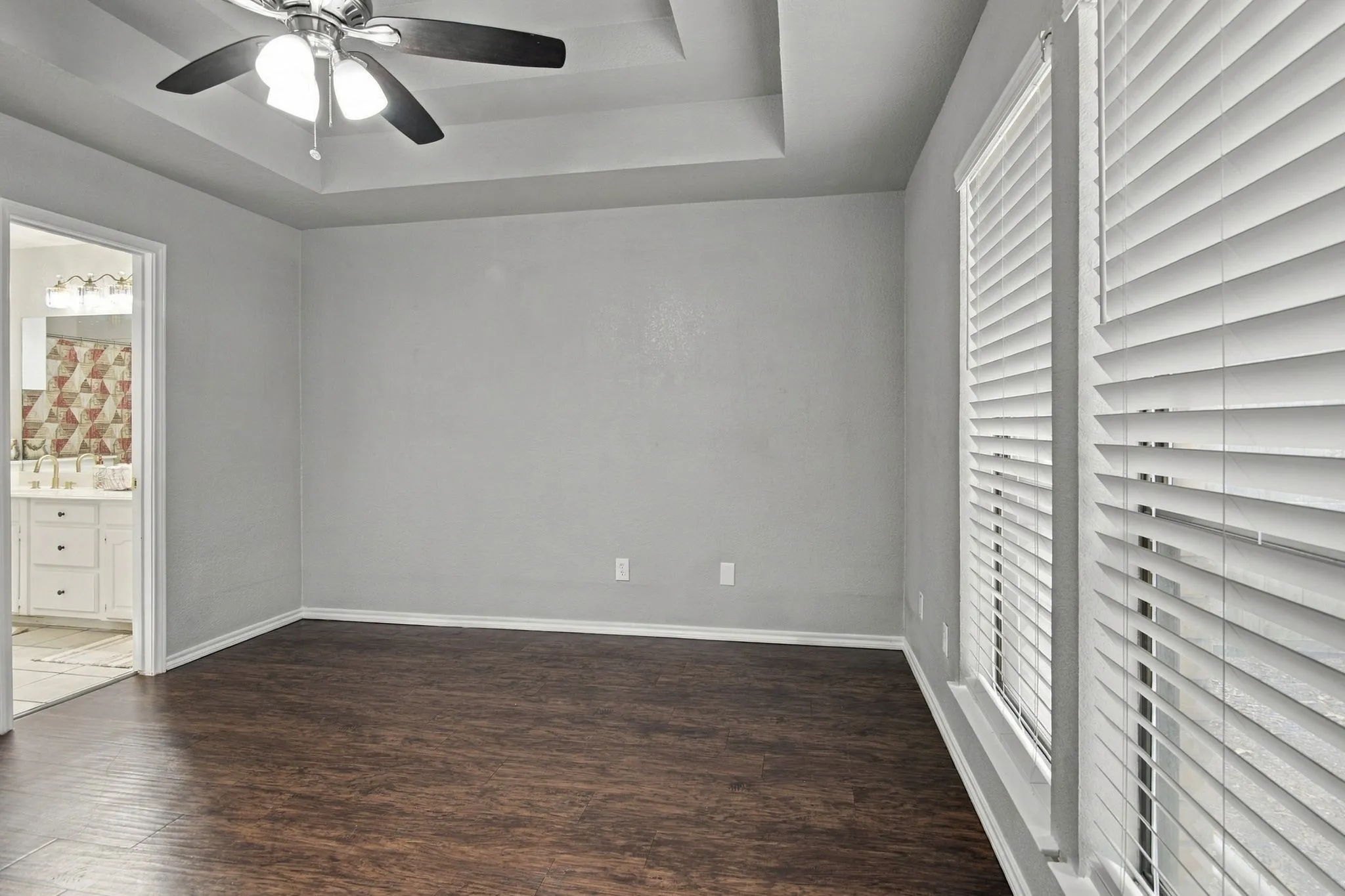 Single Family Residence For Sale in Tarrant County , 317 Moore Creek Road, Hurst, Texas 76053, 4 Bedroom, 4 Bathroom, 2 Garage spaces, 2,650 Sqft, built in 1985, mls#21403145, Real Estate Agent in Hurst, Homes For Sale in Tarrant county, Homes For Sale in Hurst, Realtor in Hurst Texas, Real Estate Brokerage Independent Realty Texas, Luminita Cordes Realtor
