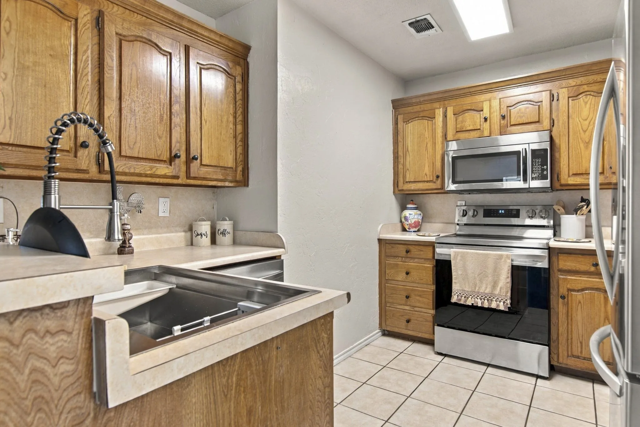Single Family Residence For Sale in Tarrant County , 317 Moore Creek Road, Hurst, Texas 76053, 4 Bedroom, 4 Bathroom, 2 Garage spaces, 2,650 Sqft, built in 1985, mls#21403145, Real Estate Agent in Hurst, Homes For Sale in Tarrant county, Homes For Sale in Hurst, Realtor in Hurst Texas, Real Estate Brokerage Independent Realty Texas, Luminita Cordes Realtor