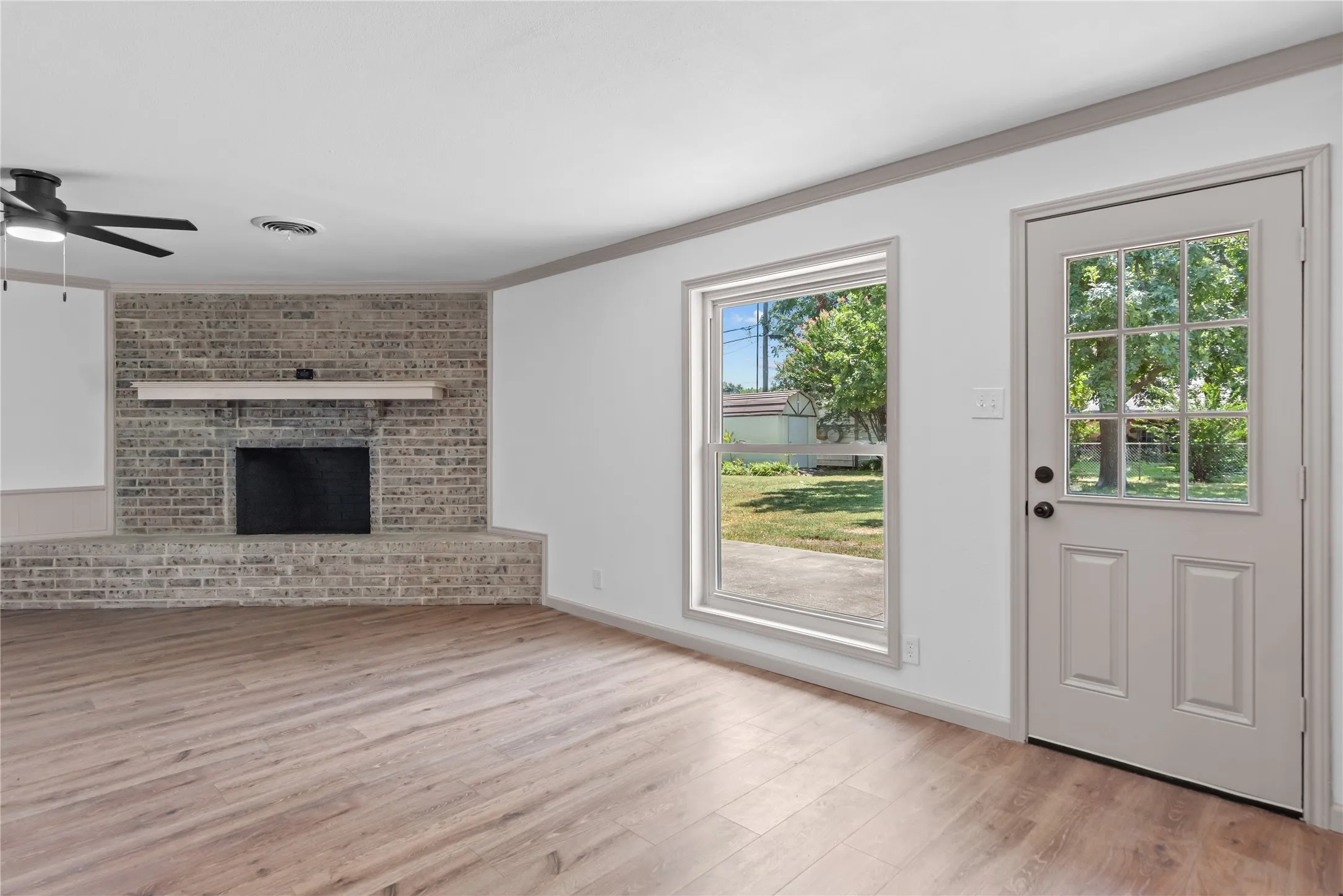 Dining area/Fireplace