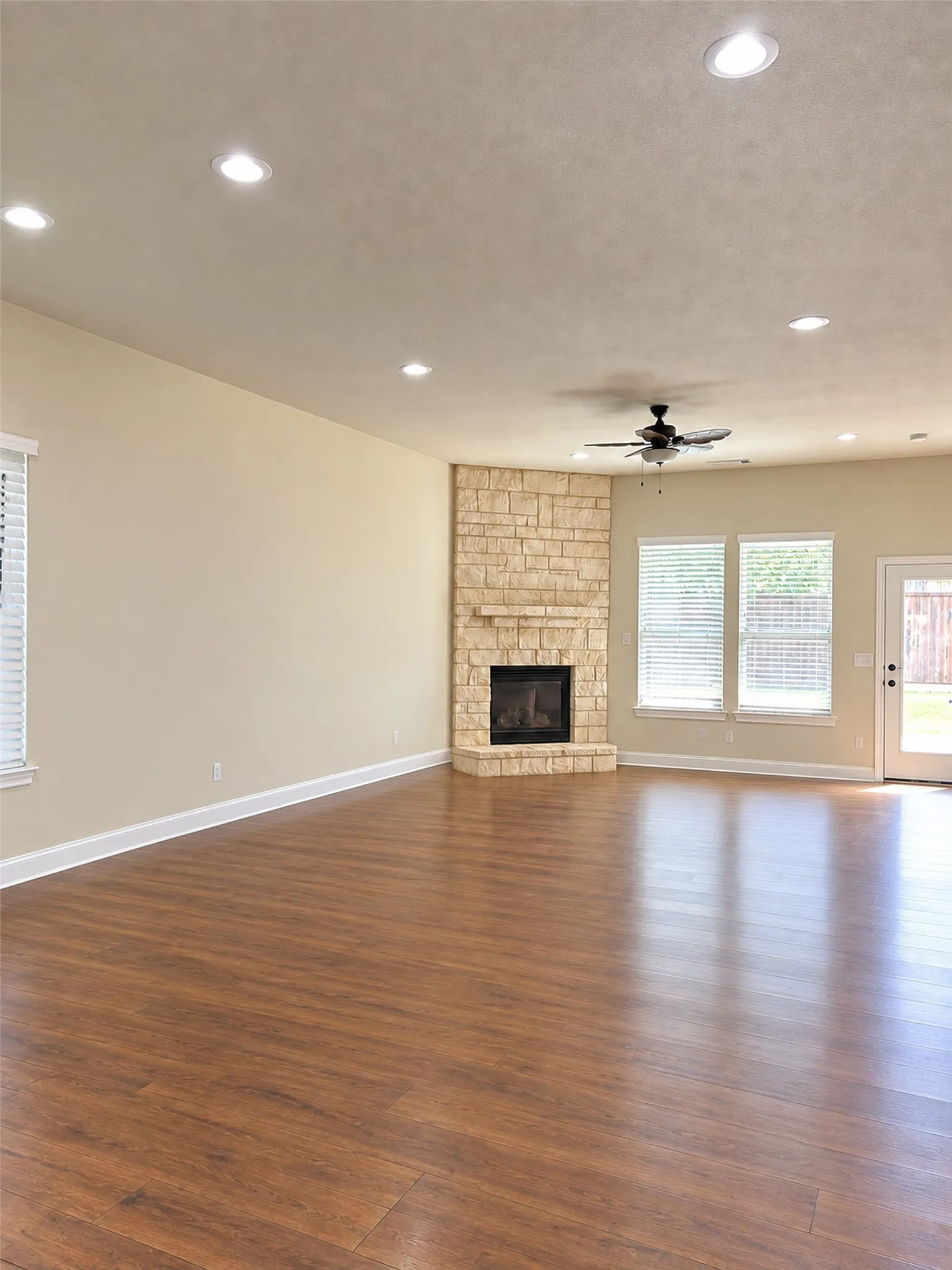 Single Family Residence For Sale in Denton County , 420 Windward Drive, Little Elm, Texas 75068, 5 Bedroom, 4 Bathroom, 2 Garage spaces, 3,275 Sqft, built in 2017, mls#21403149, Real Estate Agent in Little Elm, Homes For Sale in Denton county, Homes For Sale in Little Elm, Realtor in Little Elm Texas, Real Estate Brokerage Independent Realty Texas, Luminita Cordes Realtor