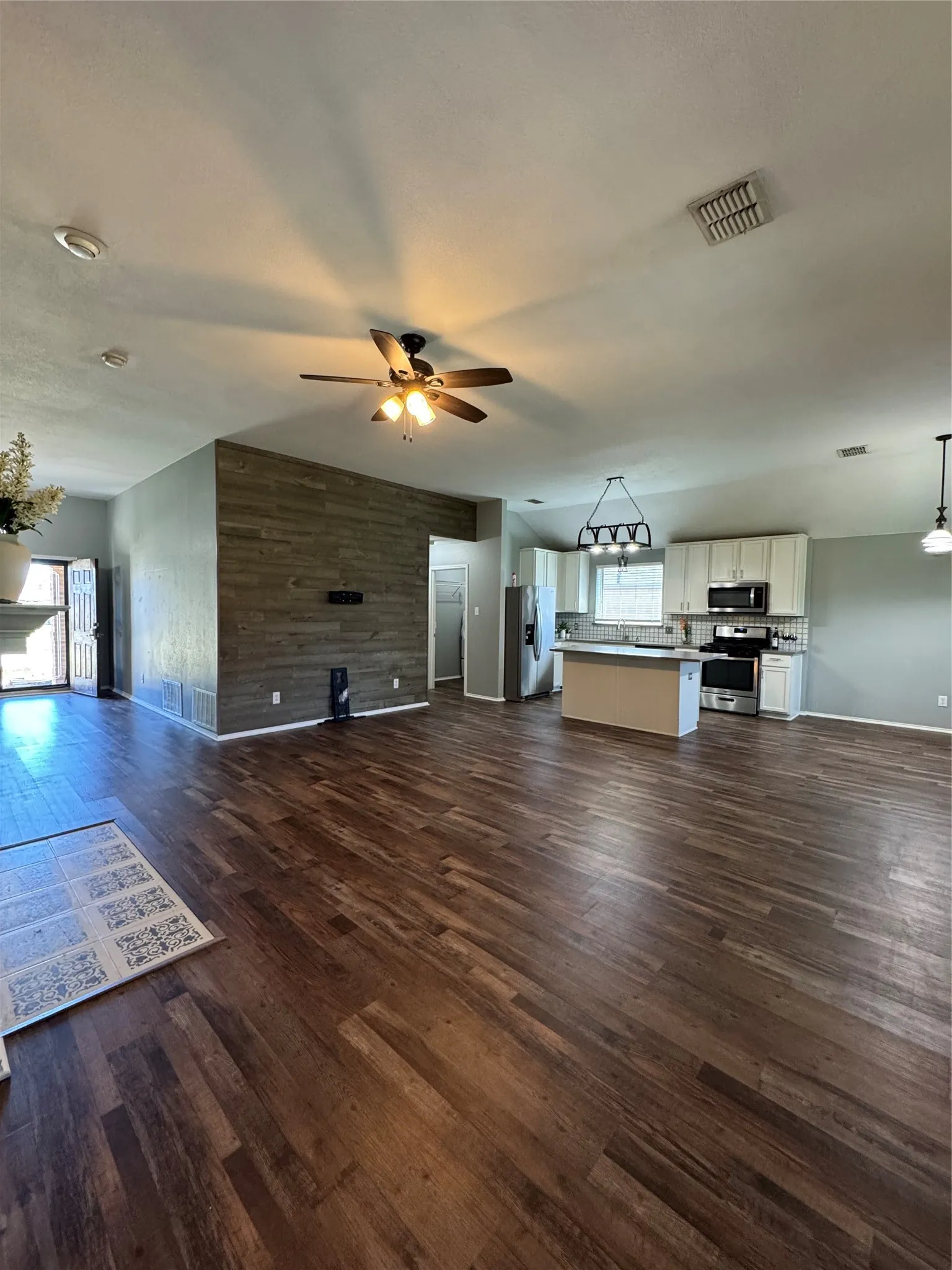 Single Family Residence For Sale in Kaufman County , 106 Greenfield Trail, Forney, Texas 75126, 3 Bedroom, 2 Bathroom, 2 Garage spaces, 1,841 Sqft, built in 2004, mls#21402331, Real Estate Agent in Forney, Homes For Sale in Kaufman county, Homes For Sale in Forney, Realtor in Forney Texas, Real Estate Brokerage Independent Realty Texas, Luminita Cordes Realtor