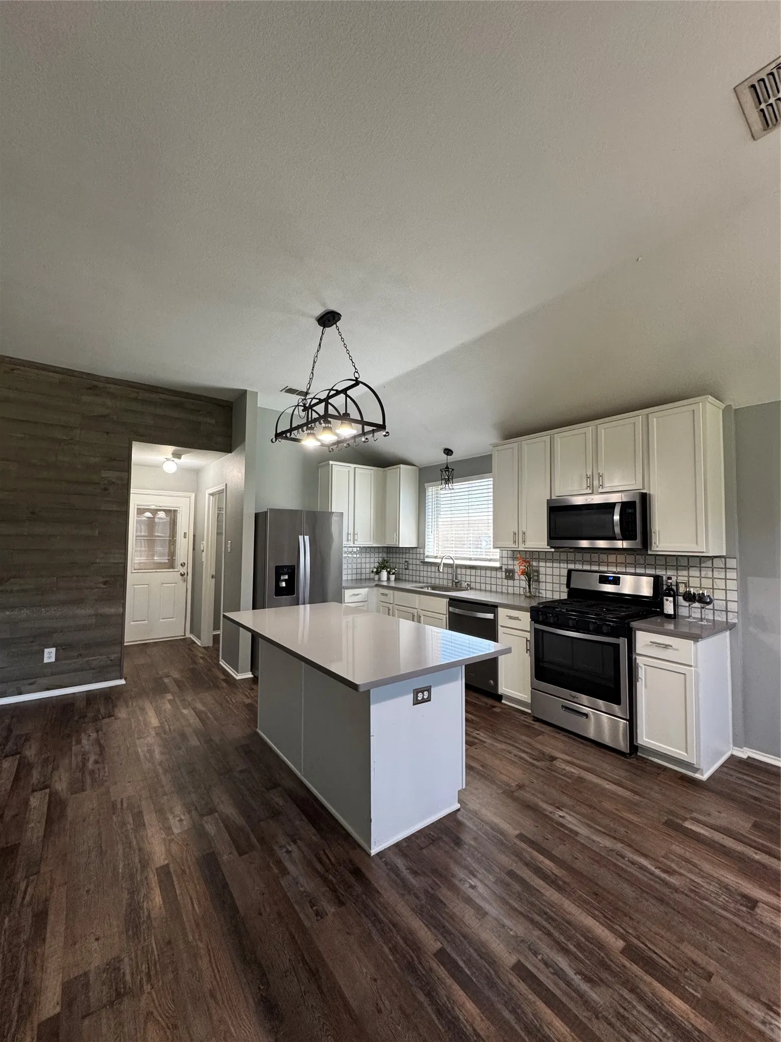Single Family Residence For Sale in Kaufman County , 106 Greenfield Trail, Forney, Texas 75126, 3 Bedroom, 2 Bathroom, 2 Garage spaces, 1,841 Sqft, built in 2004, mls#21402331, Real Estate Agent in Forney, Homes For Sale in Kaufman county, Homes For Sale in Forney, Realtor in Forney Texas, Real Estate Brokerage Independent Realty Texas, Luminita Cordes Realtor