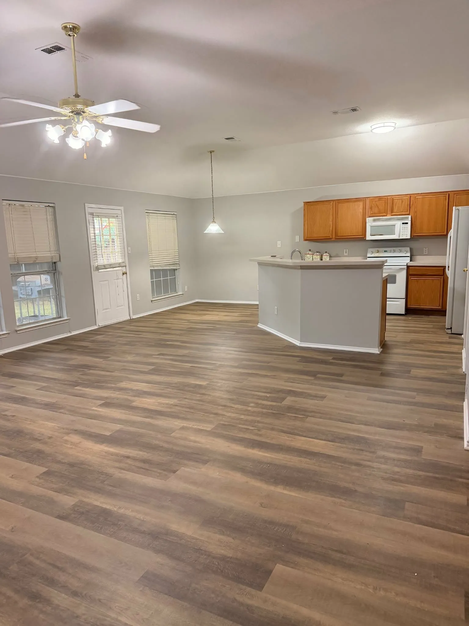 Single Family Residence For Rent in Dallas County , 1619 Wintercrest Road, Grand Prairie, Texas 75052, 3 Bedroom, 1 Bathroom, 2 Garage spaces, 1,685 Sqft, built in 2000, mls#21401270, Real Estate Agent in Grand Prairie, Homes For Rent in Dallas county, Homes For Rent in Grand Prairie, Realtor in Grand Prairie Texas, Real Estate Brokerage Independent Realty Texas, Luminita Cordes Realtor