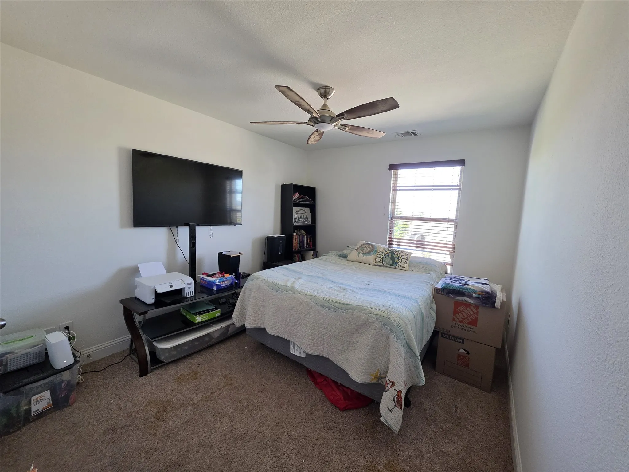 Recessed window with horizontal blinds, ceiling fan, and carpeted flooring