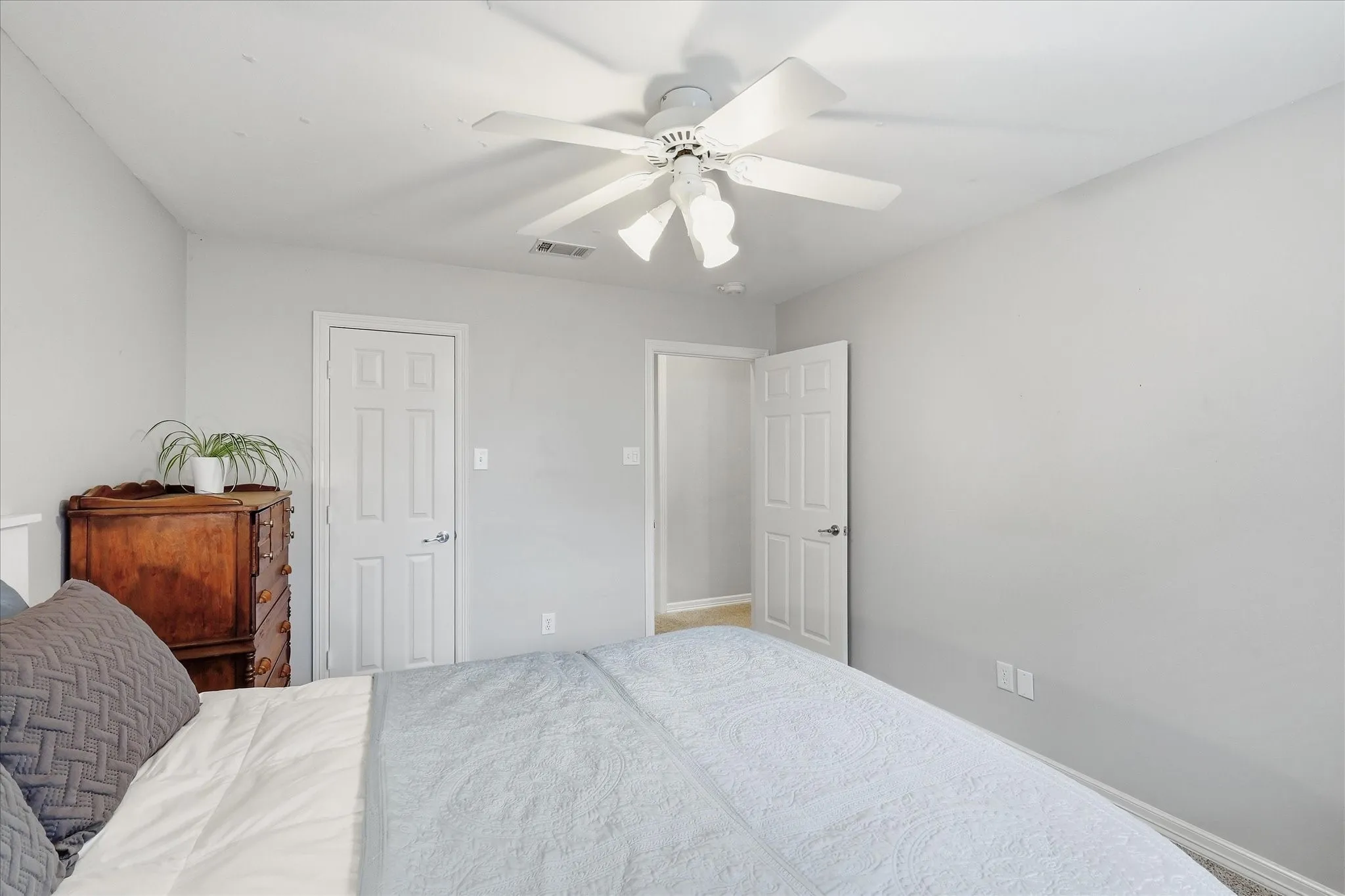 Single Family Residence For Sale in Tarrant County , 2705 Mimosa Court, Bedford, Texas 76021, 3 Bedroom, 2 Bathroom, 2 Garage spaces, 2,120 Sqft, built in 1994, mls#21401848, Real Estate Agent in Bedford, Homes For Sale in Tarrant county, Homes For Sale in Bedford, Realtor in Bedford Texas, Real Estate Brokerage Independent Realty Texas, Luminita Cordes Realtor