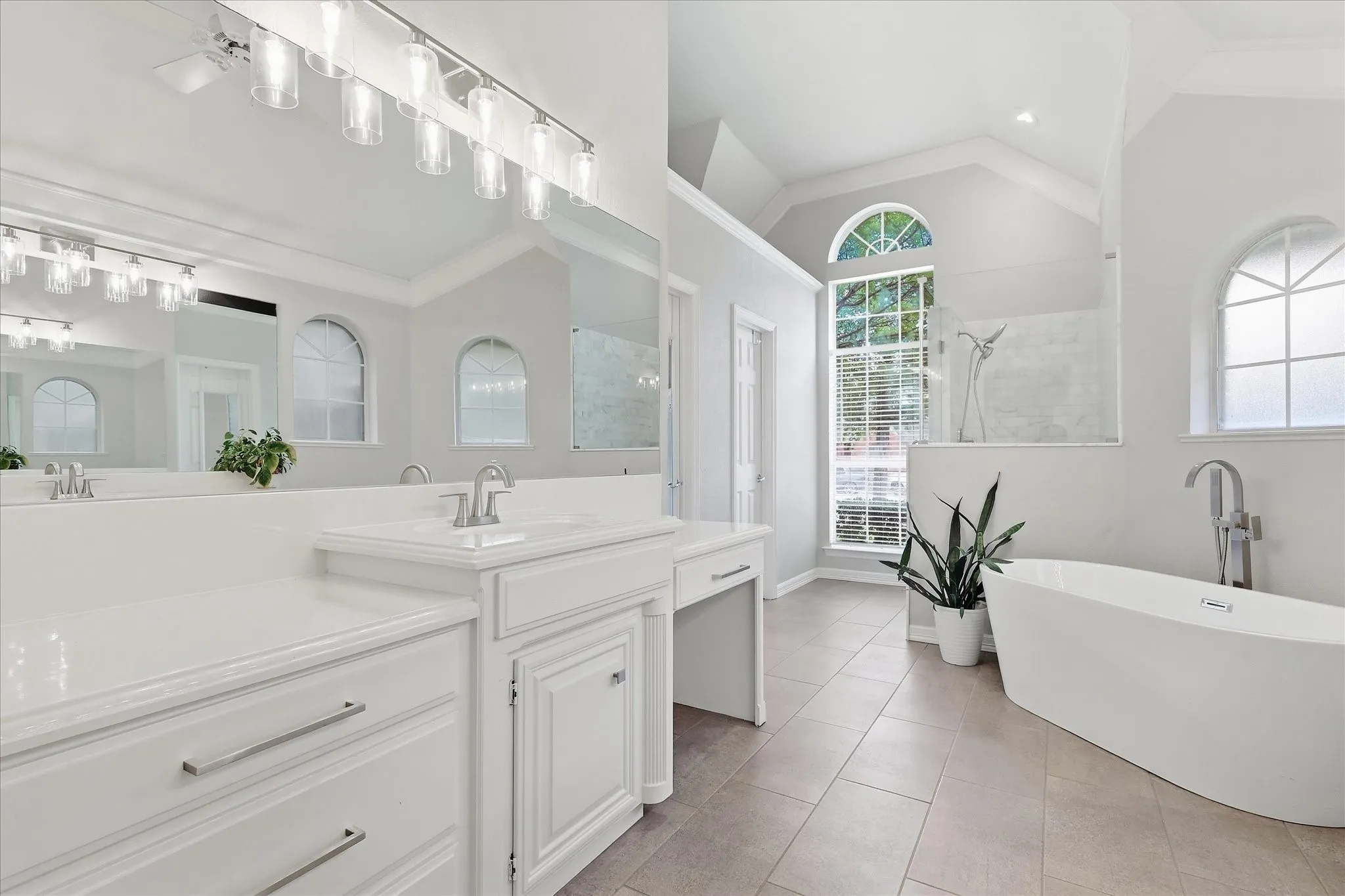 Single Family Residence For Sale in Tarrant County , 2705 Mimosa Court, Bedford, Texas 76021, 3 Bedroom, 2 Bathroom, 2 Garage spaces, 2,120 Sqft, built in 1994, mls#21401848, Real Estate Agent in Bedford, Homes For Sale in Tarrant county, Homes For Sale in Bedford, Realtor in Bedford Texas, Real Estate Brokerage Independent Realty Texas, Luminita Cordes Realtor