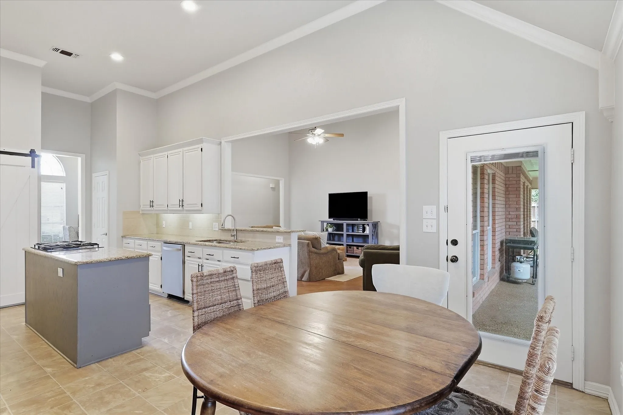 Single Family Residence For Sale in Tarrant County , 2705 Mimosa Court, Bedford, Texas 76021, 3 Bedroom, 2 Bathroom, 2 Garage spaces, 2,120 Sqft, built in 1994, mls#21401848, Real Estate Agent in Bedford, Homes For Sale in Tarrant county, Homes For Sale in Bedford, Realtor in Bedford Texas, Real Estate Brokerage Independent Realty Texas, Luminita Cordes Realtor