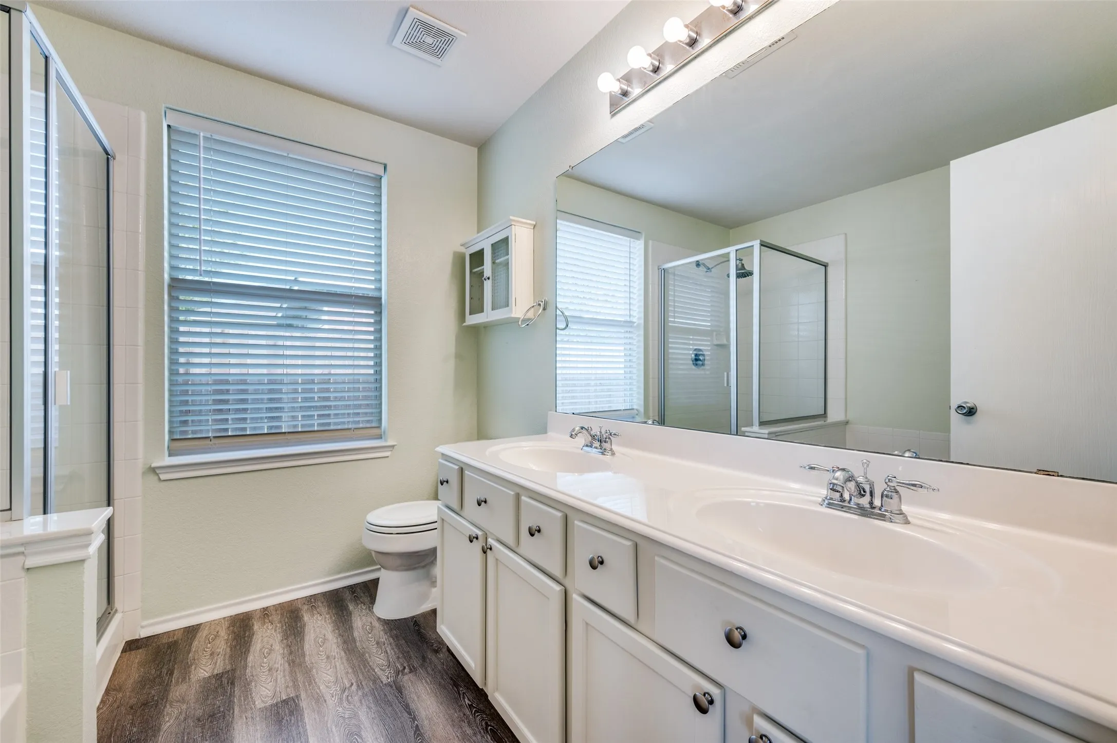 Master
Bathroom