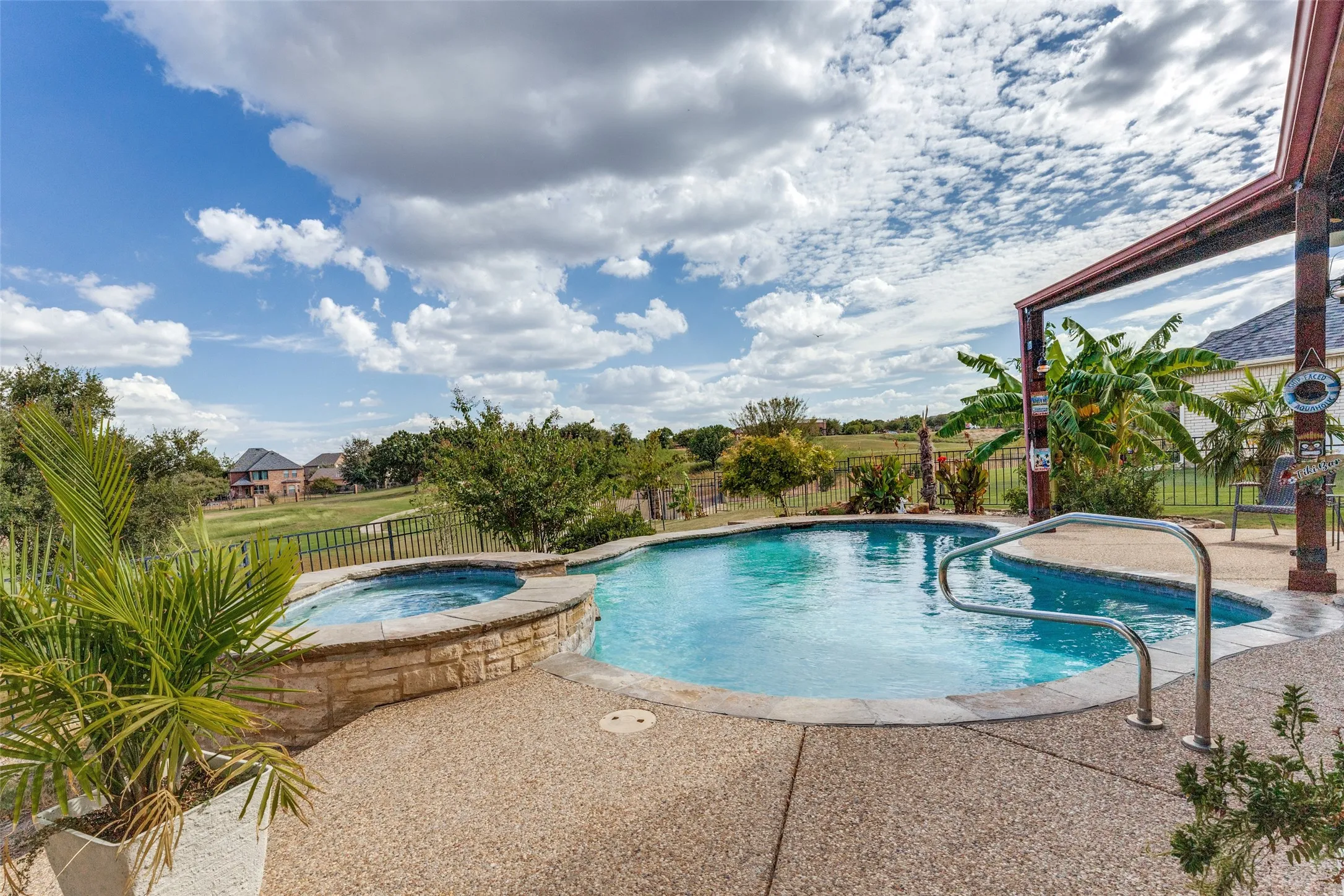 Single Family Residence For Sale in Tarrant County , 4237 Shores Court, Fort Worth, Texas 76137, 4 Bedroom, 3 Bathroom, 2 Garage spaces, 2,808 Sqft, built in 2001, mls#21398726, Real Estate Agent in Fort Worth, Homes For Sale in Tarrant county, Homes For Sale in Fort Worth, Realtor in Fort Worth Texas, Real Estate Brokerage Independent Realty Texas, Luminita Cordes Realtor