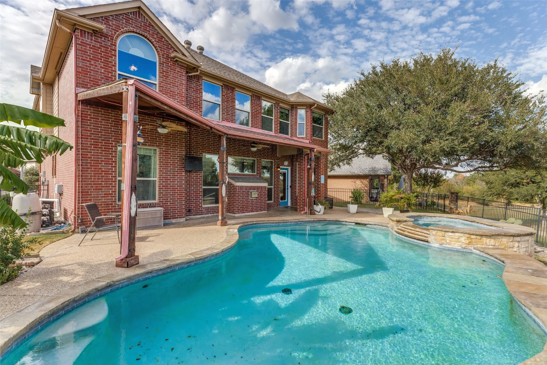 Single Family Residence For Sale in Tarrant County , 4237 Shores Court, Fort Worth, Texas 76137, 4 Bedroom, 3 Bathroom, 2 Garage spaces, 2,808 Sqft, built in 2001, mls#21398726, Real Estate Agent in Fort Worth, Homes For Sale in Tarrant county, Homes For Sale in Fort Worth, Realtor in Fort Worth Texas, Real Estate Brokerage Independent Realty Texas, Luminita Cordes Realtor