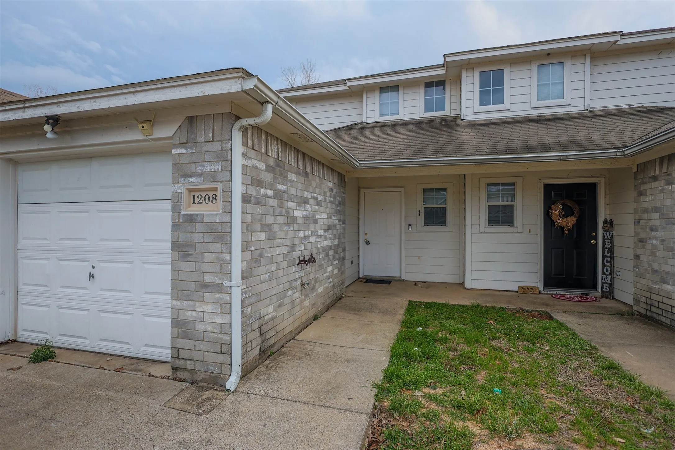 Townhouse For Rent in Tarrant County , 1208 Village Garden Drive, Azle, Texas 76020, 4 Bedroom, 2 Bathroom, 1 Garage spaces, 1,246 Sqft, built in 2006, mls#21403180, Real Estate Agent in Azle, Homes For Rent in Tarrant county, Homes For Rent in Azle, Realtor in Azle Texas, Real Estate Brokerage Independent Realty Texas, Luminita Cordes Realtor