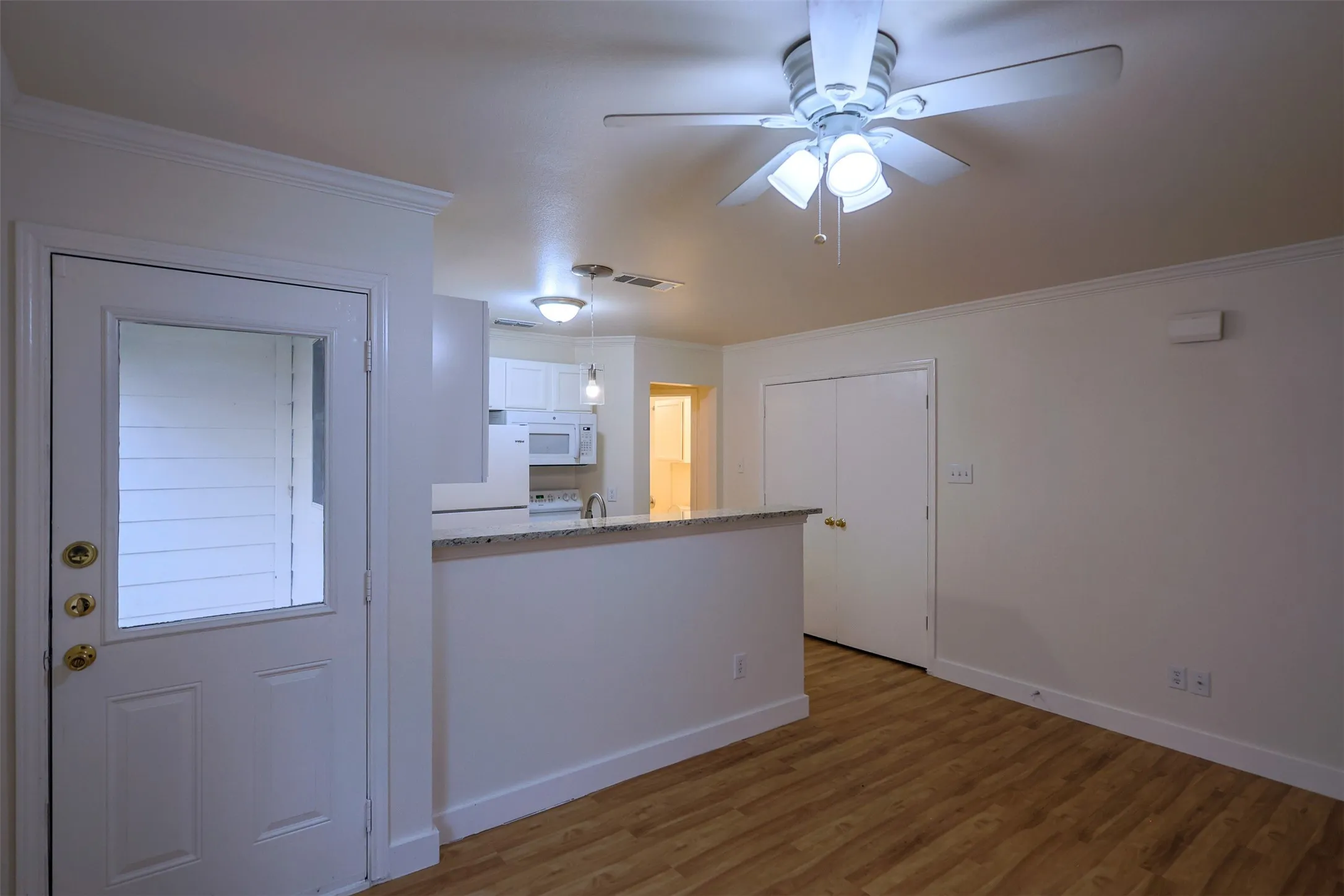 Townhouse For Rent in Tarrant County , 1208 Village Garden Drive, Azle, Texas 76020, 4 Bedroom, 2 Bathroom, 1 Garage spaces, 1,246 Sqft, built in 2006, mls#21403180, Real Estate Agent in Azle, Homes For Rent in Tarrant county, Homes For Rent in Azle, Realtor in Azle Texas, Real Estate Brokerage Independent Realty Texas, Luminita Cordes Realtor