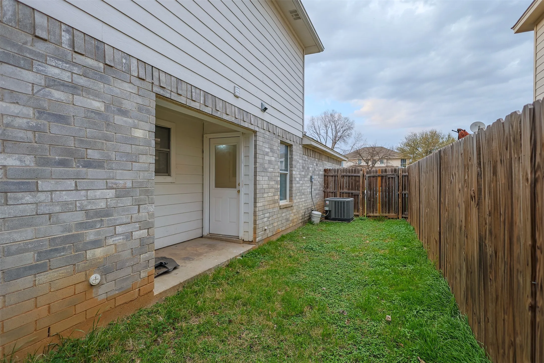 Townhouse For Rent in Tarrant County , 1208 Village Garden Drive, Azle, Texas 76020, 4 Bedroom, 2 Bathroom, 1 Garage spaces, 1,246 Sqft, built in 2006, mls#21403180, Real Estate Agent in Azle, Homes For Rent in Tarrant county, Homes For Rent in Azle, Realtor in Azle Texas, Real Estate Brokerage Independent Realty Texas, Luminita Cordes Realtor