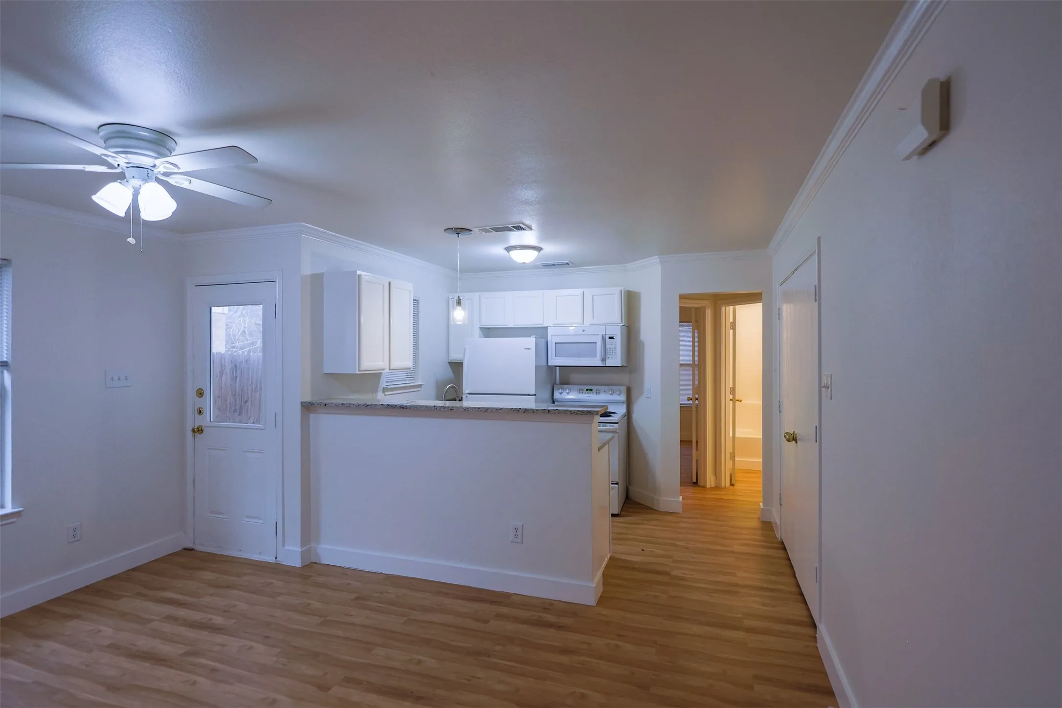 Townhouse For Rent in Tarrant County , 1208 Village Garden Drive, Azle, Texas 76020, 4 Bedroom, 2 Bathroom, 1 Garage spaces, 1,246 Sqft, built in 2006, mls#21403180, Real Estate Agent in Azle, Homes For Rent in Tarrant county, Homes For Rent in Azle, Realtor in Azle Texas, Real Estate Brokerage Independent Realty Texas, Luminita Cordes Realtor