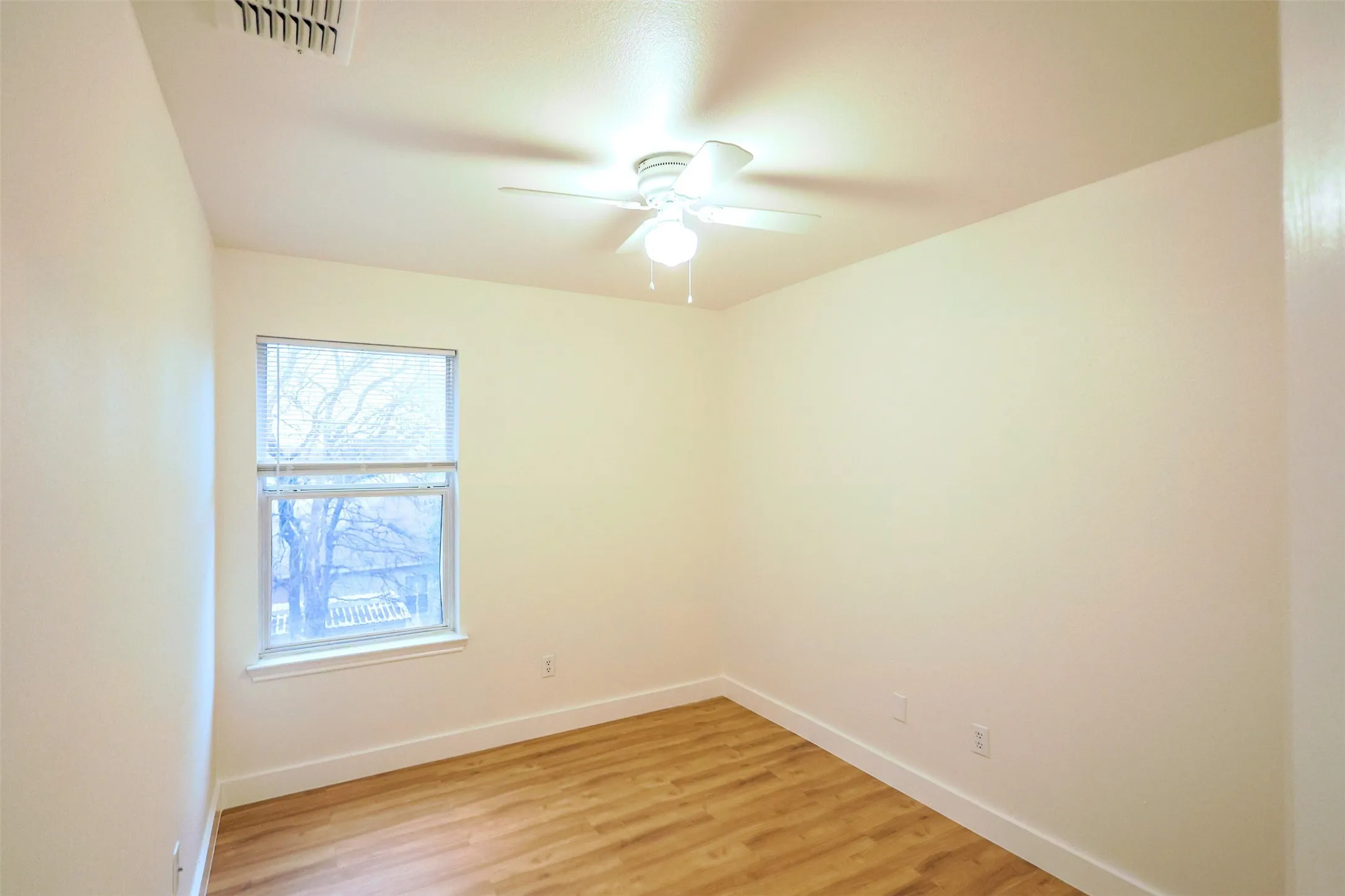 Townhouse For Rent in Tarrant County , 1208 Village Garden Drive, Azle, Texas 76020, 4 Bedroom, 2 Bathroom, 1 Garage spaces, 1,246 Sqft, built in 2006, mls#21403180, Real Estate Agent in Azle, Homes For Rent in Tarrant county, Homes For Rent in Azle, Realtor in Azle Texas, Real Estate Brokerage Independent Realty Texas, Luminita Cordes Realtor