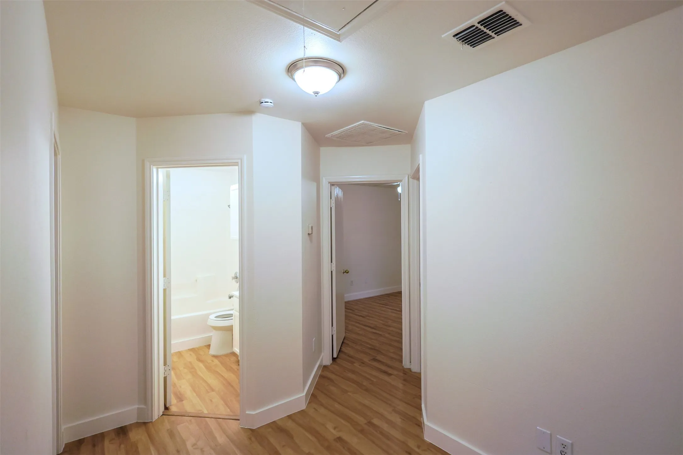Townhouse For Rent in Tarrant County , 1208 Village Garden Drive, Azle, Texas 76020, 4 Bedroom, 2 Bathroom, 1 Garage spaces, 1,246 Sqft, built in 2006, mls#21403180, Real Estate Agent in Azle, Homes For Rent in Tarrant county, Homes For Rent in Azle, Realtor in Azle Texas, Real Estate Brokerage Independent Realty Texas, Luminita Cordes Realtor