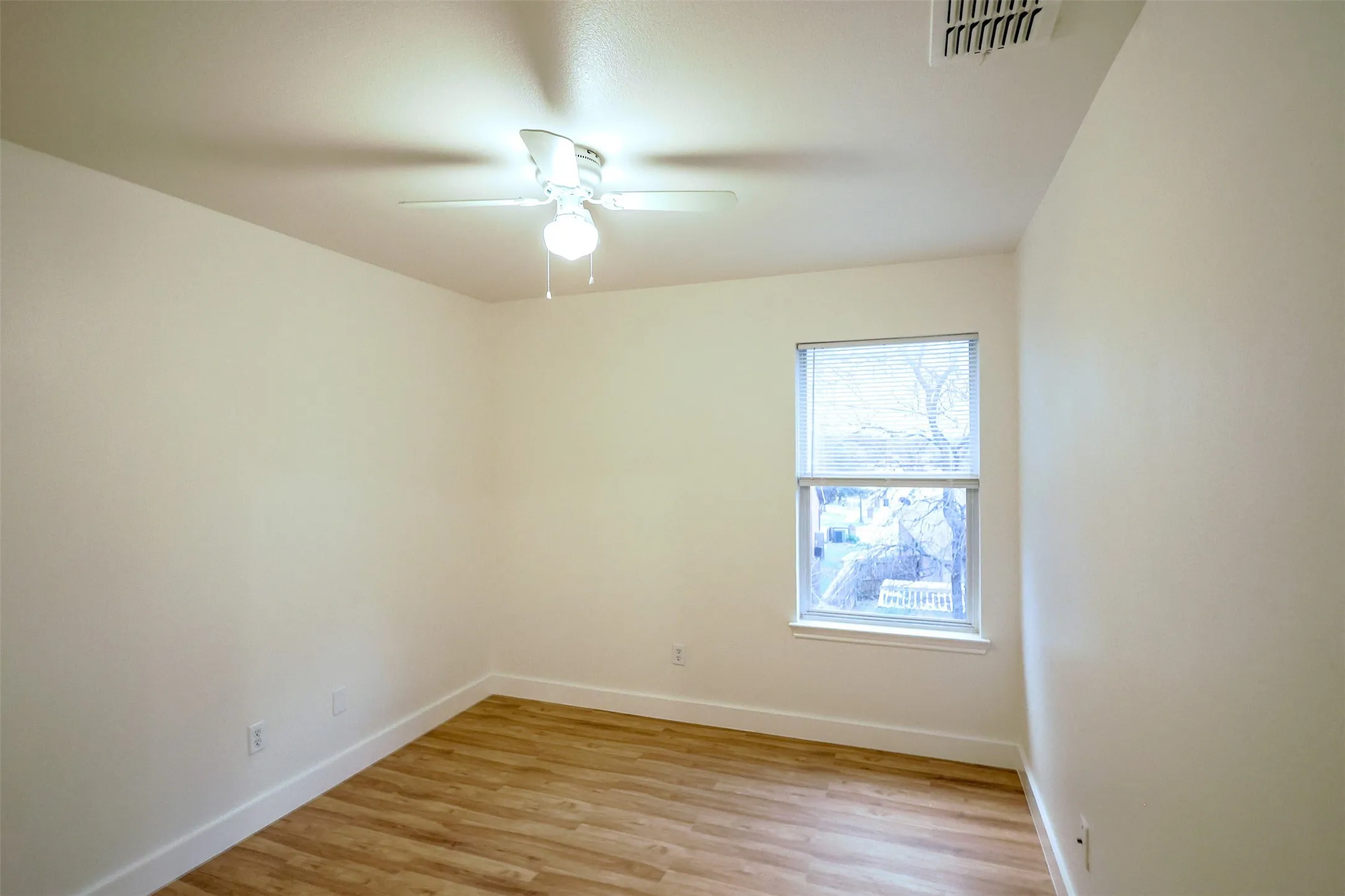 Townhouse For Rent in Tarrant County , 1208 Village Garden Drive, Azle, Texas 76020, 4 Bedroom, 2 Bathroom, 1 Garage spaces, 1,246 Sqft, built in 2006, mls#21403180, Real Estate Agent in Azle, Homes For Rent in Tarrant county, Homes For Rent in Azle, Realtor in Azle Texas, Real Estate Brokerage Independent Realty Texas, Luminita Cordes Realtor