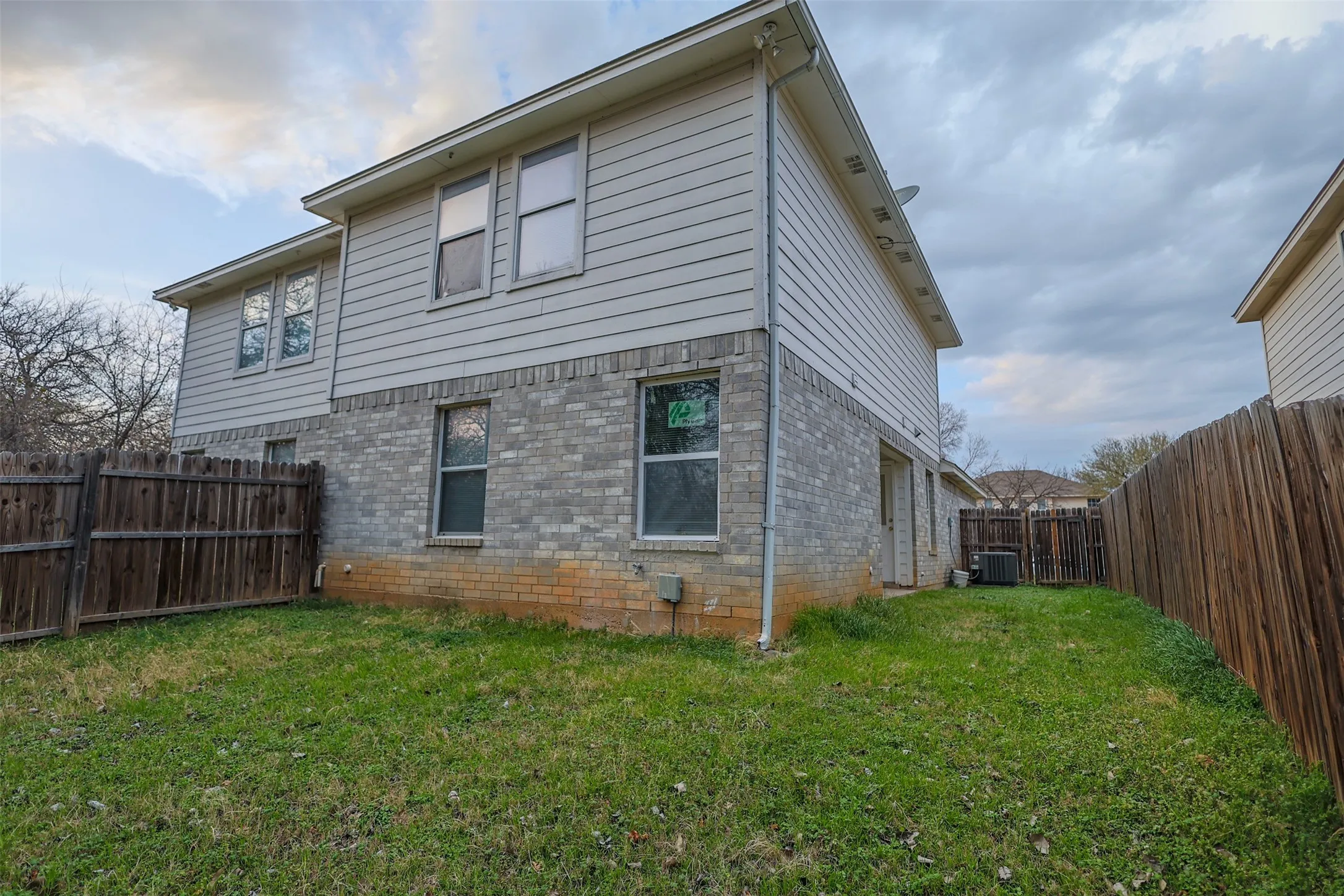 Townhouse For Rent in Tarrant County , 1208 Village Garden Drive, Azle, Texas 76020, 4 Bedroom, 2 Bathroom, 1 Garage spaces, 1,246 Sqft, built in 2006, mls#21403180, Real Estate Agent in Azle, Homes For Rent in Tarrant county, Homes For Rent in Azle, Realtor in Azle Texas, Real Estate Brokerage Independent Realty Texas, Luminita Cordes Realtor