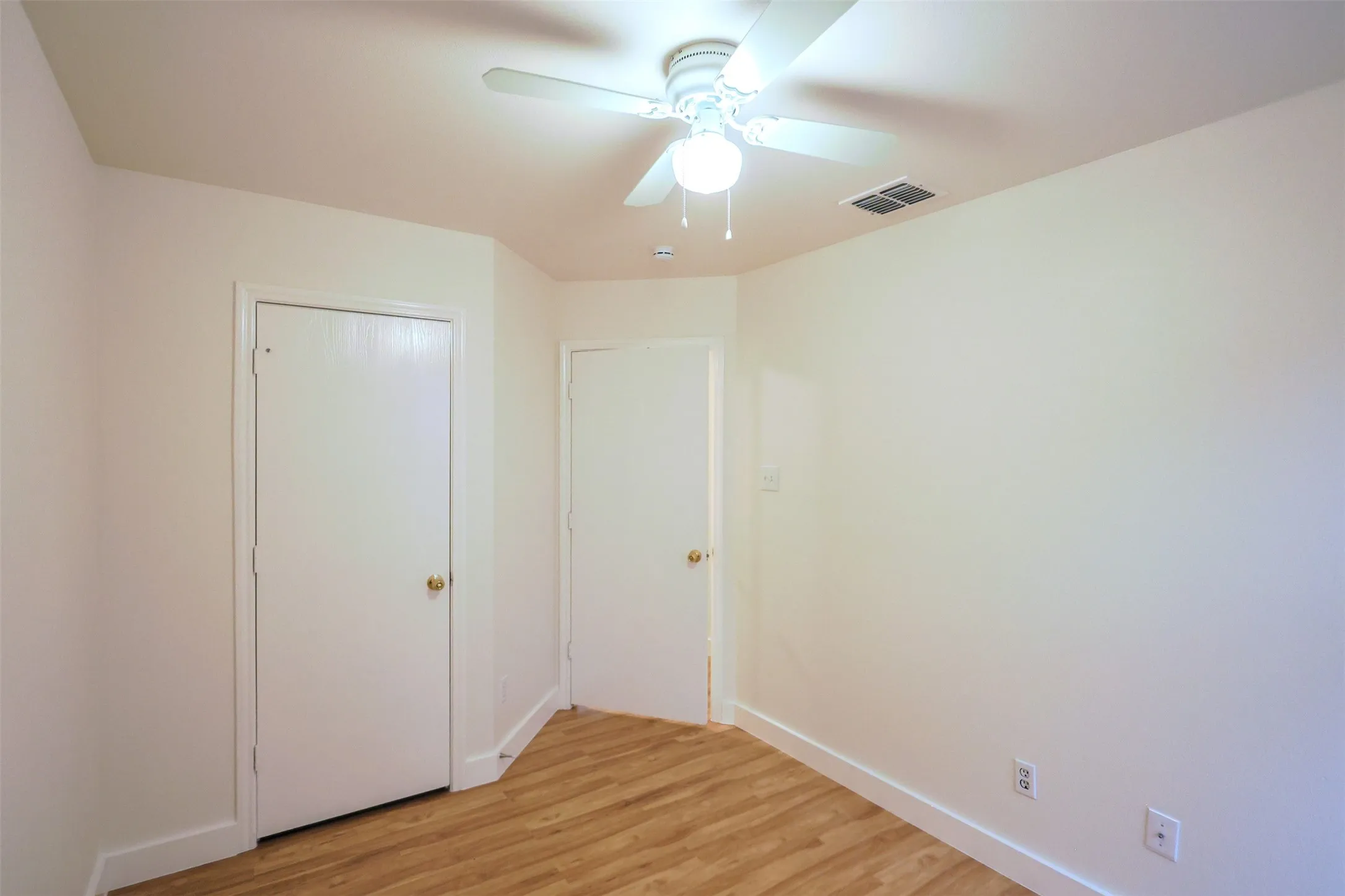 Townhouse For Rent in Tarrant County , 1208 Village Garden Drive, Azle, Texas 76020, 4 Bedroom, 2 Bathroom, 1 Garage spaces, 1,246 Sqft, built in 2006, mls#21403180, Real Estate Agent in Azle, Homes For Rent in Tarrant county, Homes For Rent in Azle, Realtor in Azle Texas, Real Estate Brokerage Independent Realty Texas, Luminita Cordes Realtor