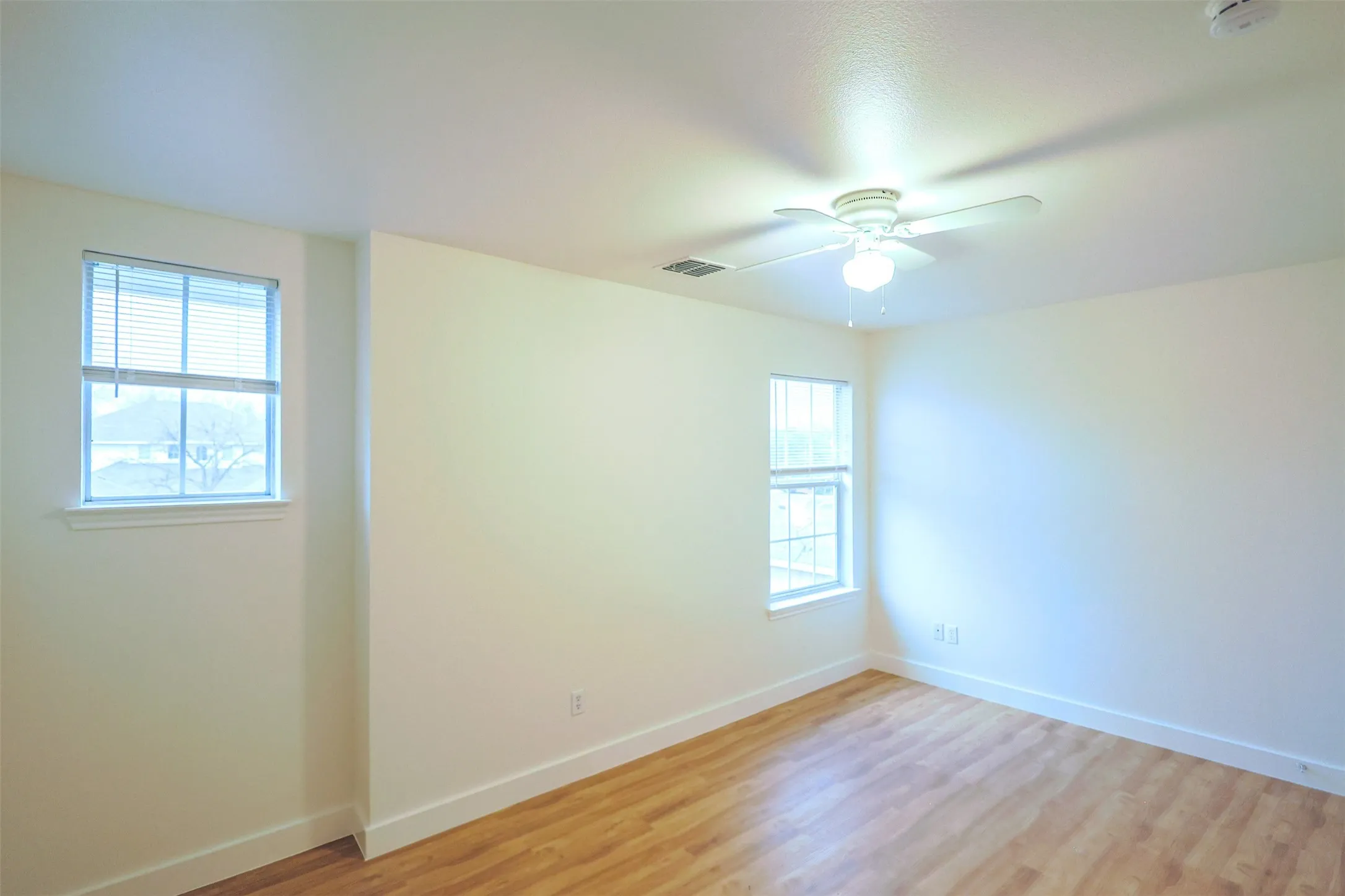 Townhouse For Rent in Tarrant County , 1208 Village Garden Drive, Azle, Texas 76020, 4 Bedroom, 2 Bathroom, 1 Garage spaces, 1,246 Sqft, built in 2006, mls#21403180, Real Estate Agent in Azle, Homes For Rent in Tarrant county, Homes For Rent in Azle, Realtor in Azle Texas, Real Estate Brokerage Independent Realty Texas, Luminita Cordes Realtor
