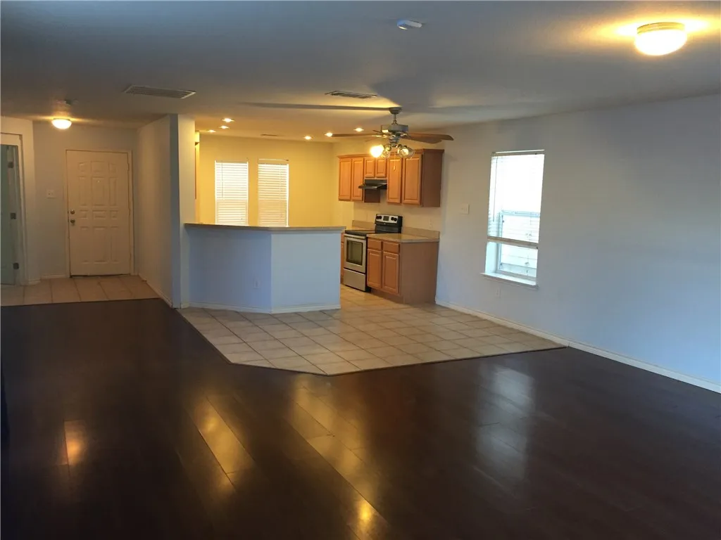Single Family Residence For Rent in Collin County , 6908 Planters Row Drive, Mc Kinney, Texas 75070, 3 Bedroom, 3 Bathroom, 2 Garage spaces, 1,986 Sqft, built in 2006, mls#21403187, Real Estate Agent in Mc Kinney, Homes For Rent in Collin county, Homes For Rent in Mc Kinney, Realtor in Mc Kinney Texas, Real Estate Brokerage Independent Realty Texas, Luminita Cordes Realtor