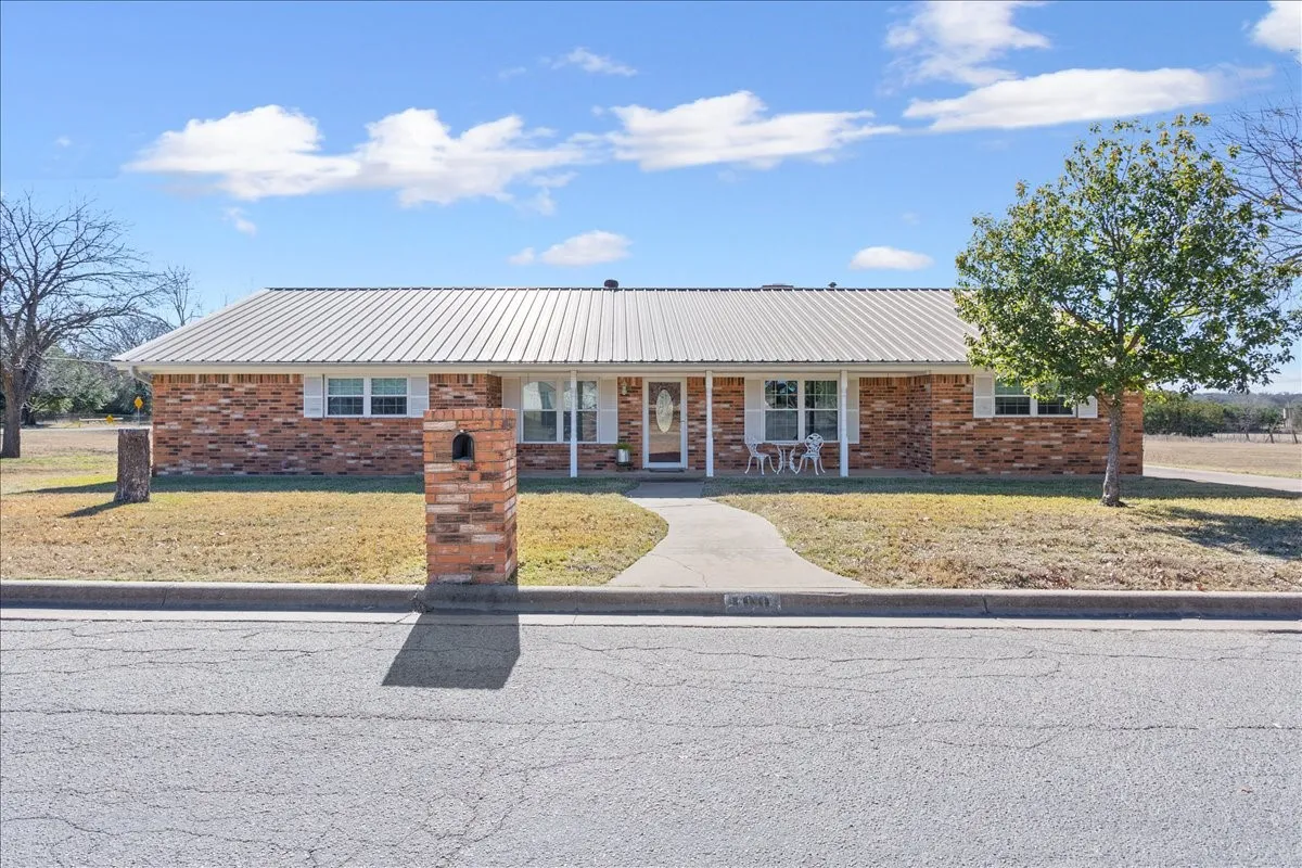 Single Family Residence For Sale in Coryell County , 100 Sunny Lane, Gatesville, Texas 76528, 4 Bedroom, 2 Bathroom, 2 Garage spaces, 2,508 Sqft, built in 1993, mls#21392381, Real Estate Agent in Gatesville, Homes For Sale in Coryell county, Homes For Sale in Gatesville, Realtor in Gatesville Texas, Real Estate Brokerage Independent Realty Texas, Luminita Cordes Realtor