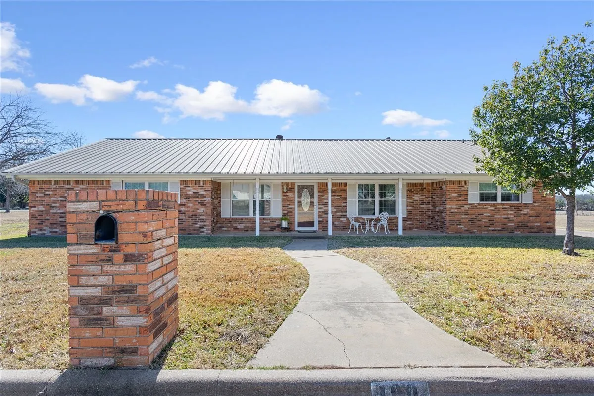 Single Family Residence For Sale in Coryell County , 100 Sunny Lane, Gatesville, Texas 76528, 4 Bedroom, 2 Bathroom, 2 Garage spaces, 2,508 Sqft, built in 1993, mls#21392381, Real Estate Agent in Gatesville, Homes For Sale in Coryell county, Homes For Sale in Gatesville, Realtor in Gatesville Texas, Real Estate Brokerage Independent Realty Texas, Luminita Cordes Realtor