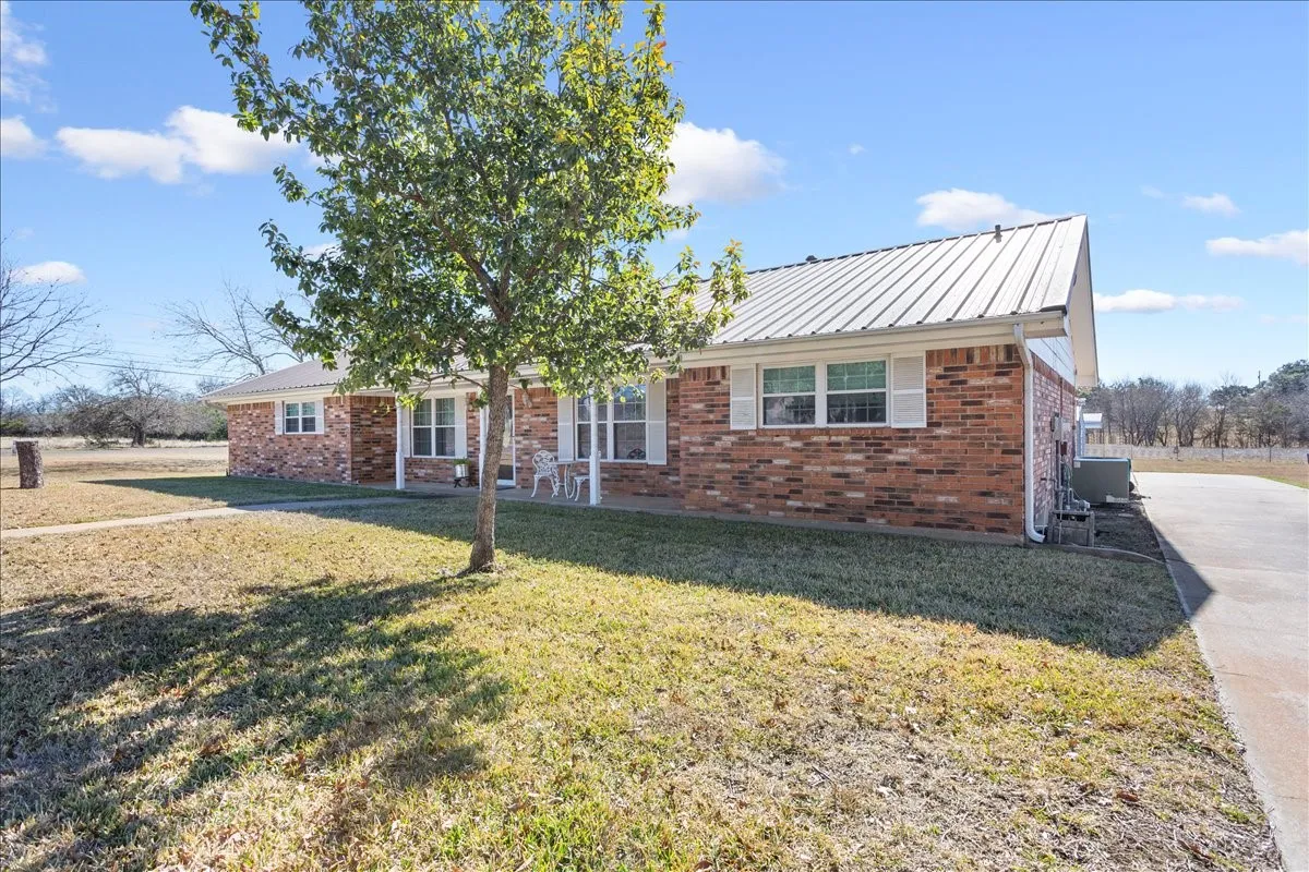 Single Family Residence For Sale in Coryell County , 100 Sunny Lane, Gatesville, Texas 76528, 4 Bedroom, 2 Bathroom, 2 Garage spaces, 2,508 Sqft, built in 1993, mls#21392381, Real Estate Agent in Gatesville, Homes For Sale in Coryell county, Homes For Sale in Gatesville, Realtor in Gatesville Texas, Real Estate Brokerage Independent Realty Texas, Luminita Cordes Realtor