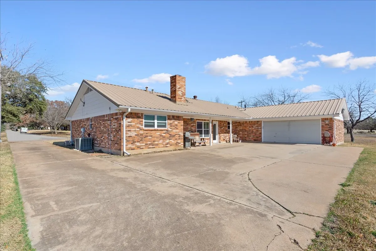 Single Family Residence For Sale in Coryell County , 100 Sunny Lane, Gatesville, Texas 76528, 4 Bedroom, 2 Bathroom, 2 Garage spaces, 2,508 Sqft, built in 1993, mls#21392381, Real Estate Agent in Gatesville, Homes For Sale in Coryell county, Homes For Sale in Gatesville, Realtor in Gatesville Texas, Real Estate Brokerage Independent Realty Texas, Luminita Cordes Realtor