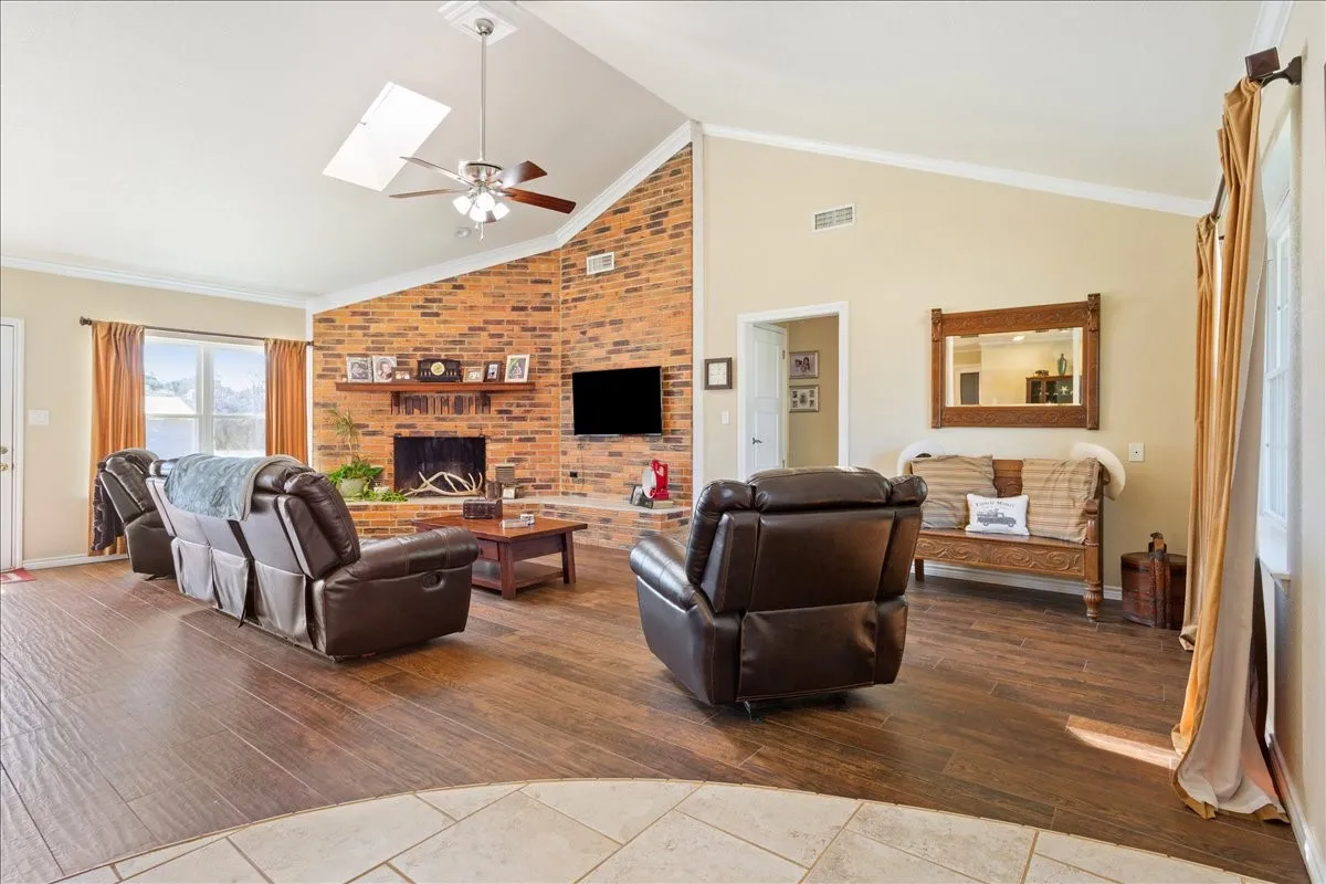 Single Family Residence For Sale in Coryell County , 100 Sunny Lane, Gatesville, Texas 76528, 4 Bedroom, 2 Bathroom, 2 Garage spaces, 2,508 Sqft, built in 1993, mls#21392381, Real Estate Agent in Gatesville, Homes For Sale in Coryell county, Homes For Sale in Gatesville, Realtor in Gatesville Texas, Real Estate Brokerage Independent Realty Texas, Luminita Cordes Realtor