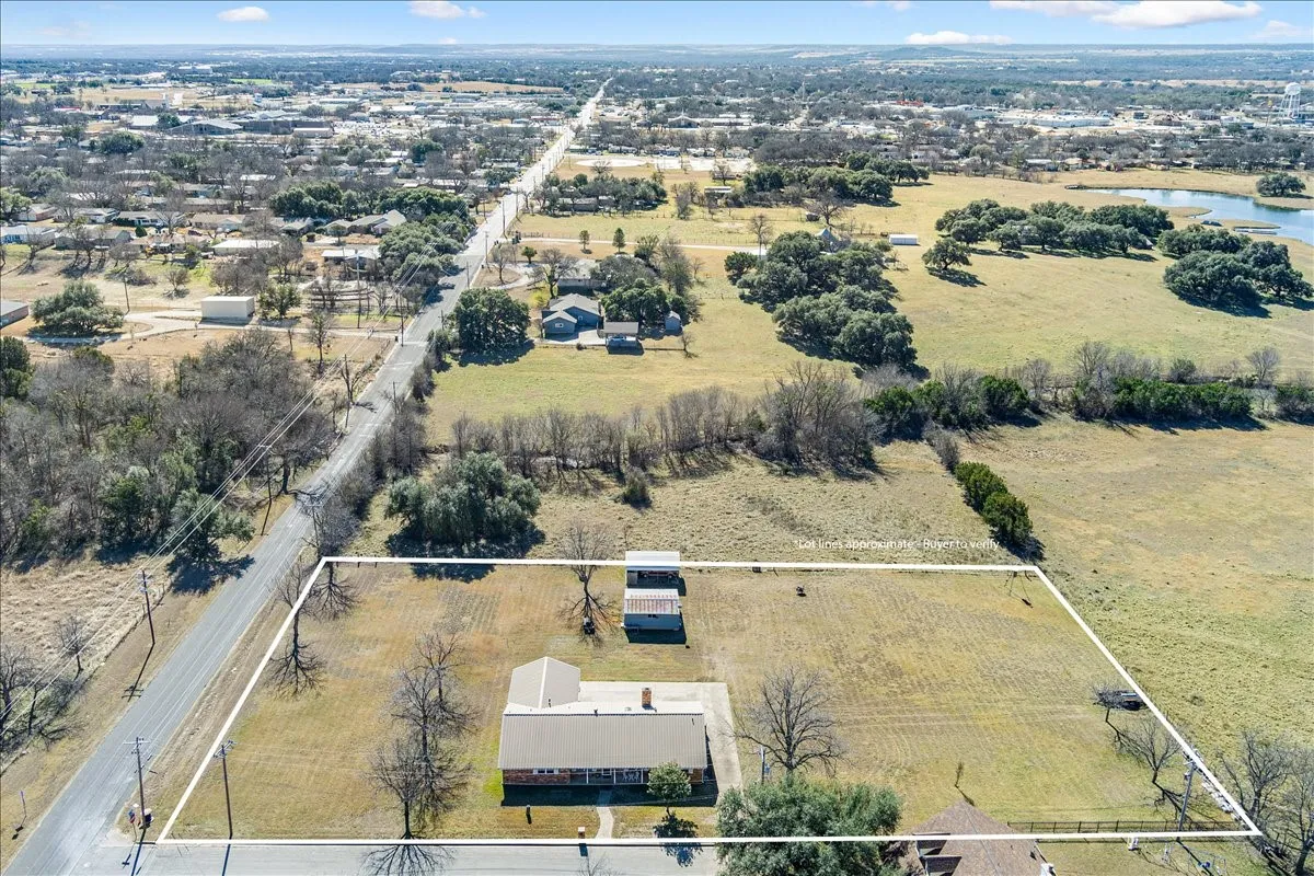 Single Family Residence For Sale in Coryell County , 100 Sunny Lane, Gatesville, Texas 76528, 4 Bedroom, 2 Bathroom, 2 Garage spaces, 2,508 Sqft, built in 1993, mls#21392381, Real Estate Agent in Gatesville, Homes For Sale in Coryell county, Homes For Sale in Gatesville, Realtor in Gatesville Texas, Real Estate Brokerage Independent Realty Texas, Luminita Cordes Realtor