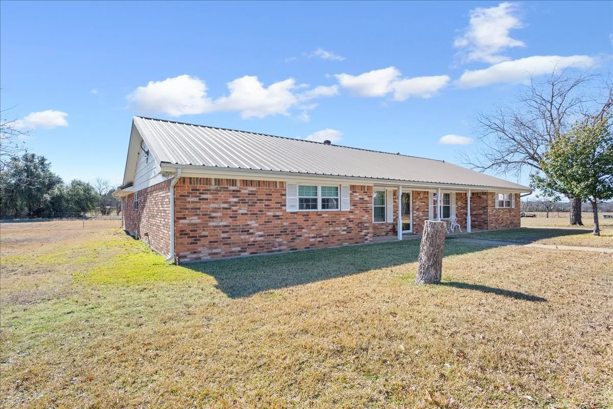 Single Family Residence For Sale in Coryell County , 100 Sunny Lane, Gatesville, Texas 76528, 4 Bedroom, 2 Bathroom, 2 Garage spaces, 2,508 Sqft, built in 1993, mls#21392381, Real Estate Agent in Gatesville, Homes For Sale in Coryell county, Homes For Sale in Gatesville, Realtor in Gatesville Texas, Real Estate Brokerage Independent Realty Texas, Luminita Cordes Realtor