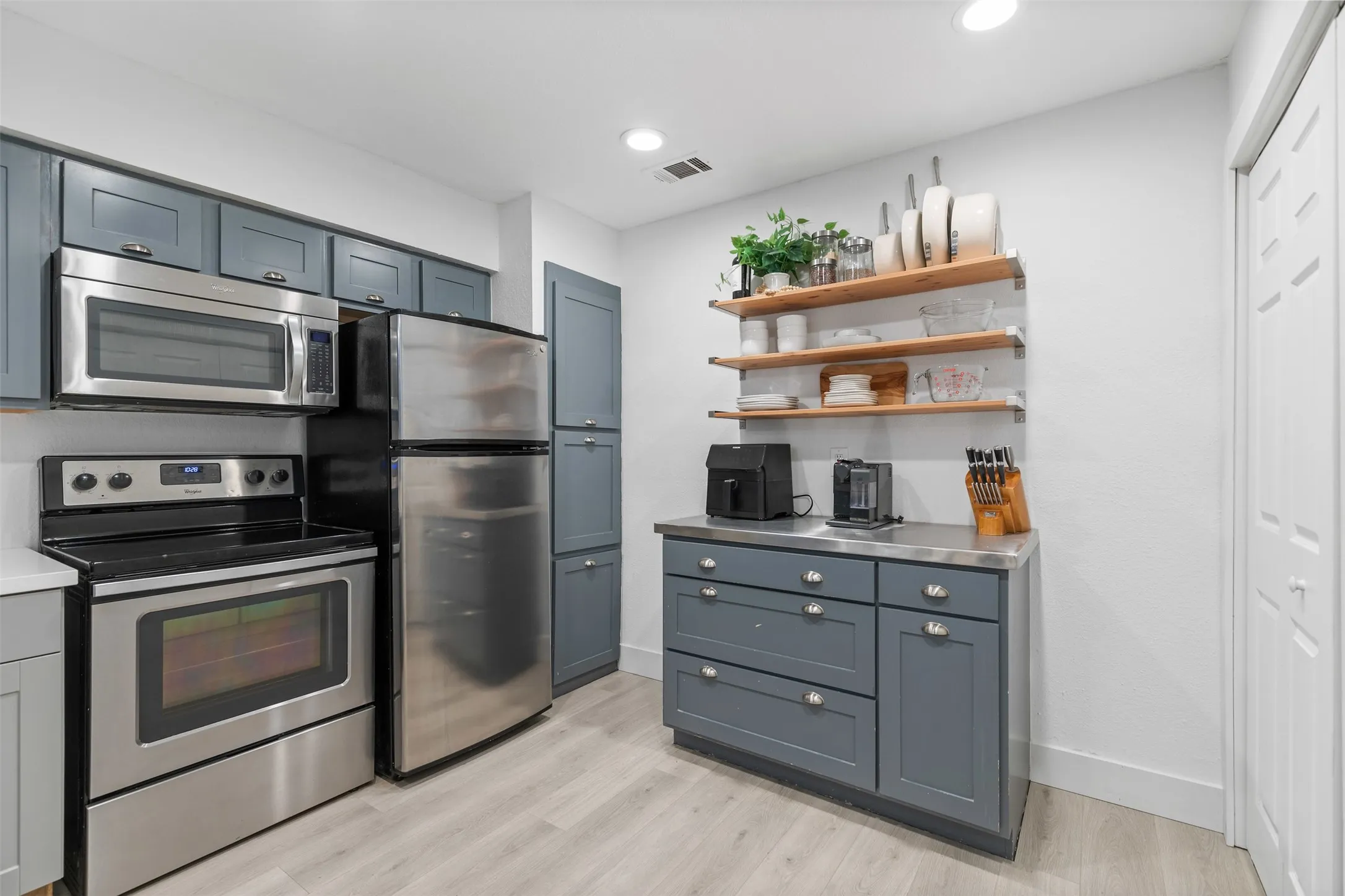 Condominium For Rent in Dallas County , 4777 Cedar Springs Road 2J, Dallas, Texas 75219, 2 Bedroom, 2 Bathroom, 1 Garage spaces, 874 Sqft, built in 1983, mls#21403199, Real Estate Agent in Dallas, Homes For Rent in Dallas county, Homes For Rent in Dallas, Realtor in Dallas Texas, Real Estate Brokerage Independent Realty Texas, Luminita Cordes Realtor