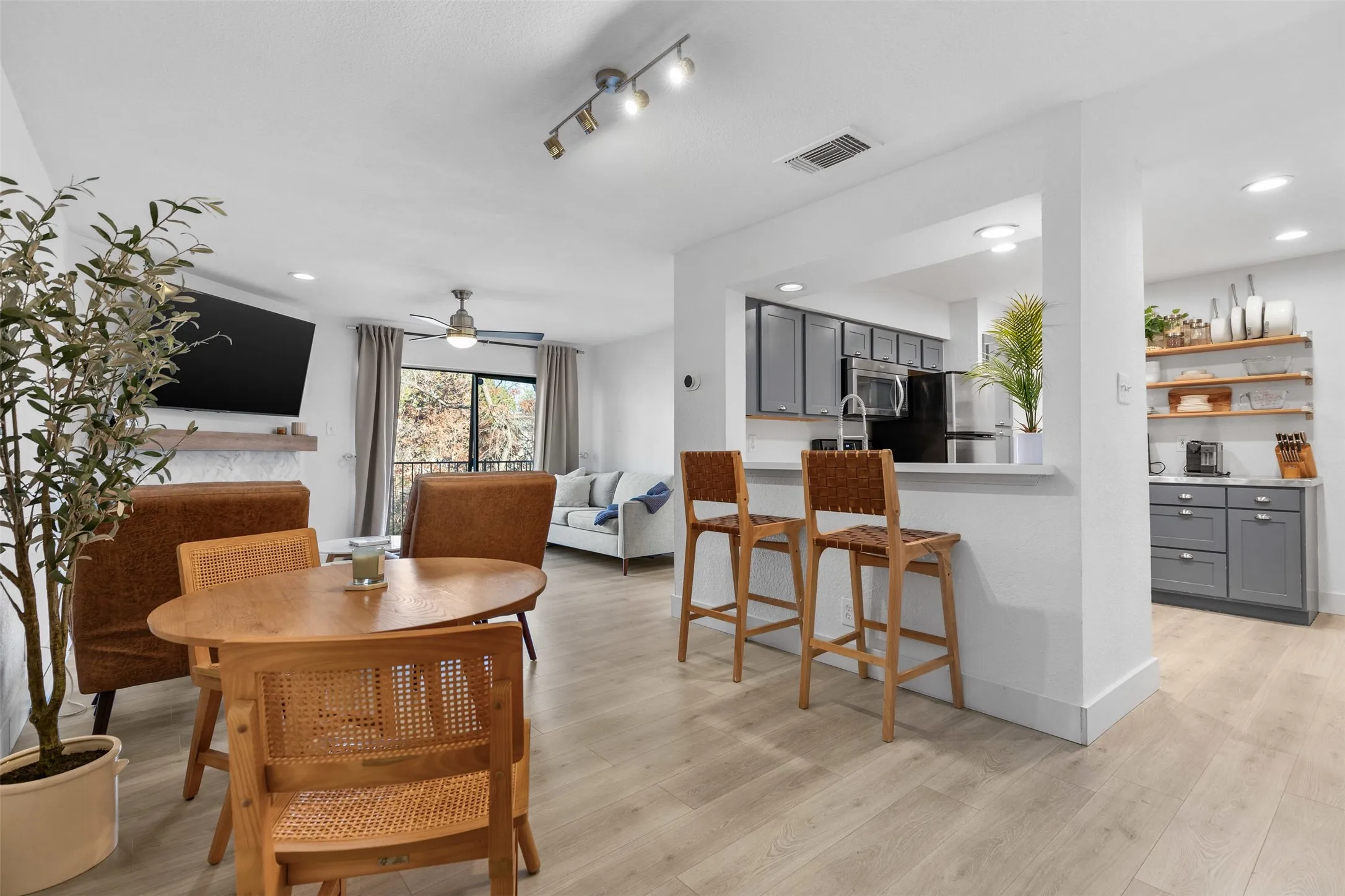Condominium For Rent in Dallas County , 4777 Cedar Springs Road 2J, Dallas, Texas 75219, 2 Bedroom, 2 Bathroom, 1 Garage spaces, 874 Sqft, built in 1983, mls#21403199, Real Estate Agent in Dallas, Homes For Rent in Dallas county, Homes For Rent in Dallas, Realtor in Dallas Texas, Real Estate Brokerage Independent Realty Texas, Luminita Cordes Realtor