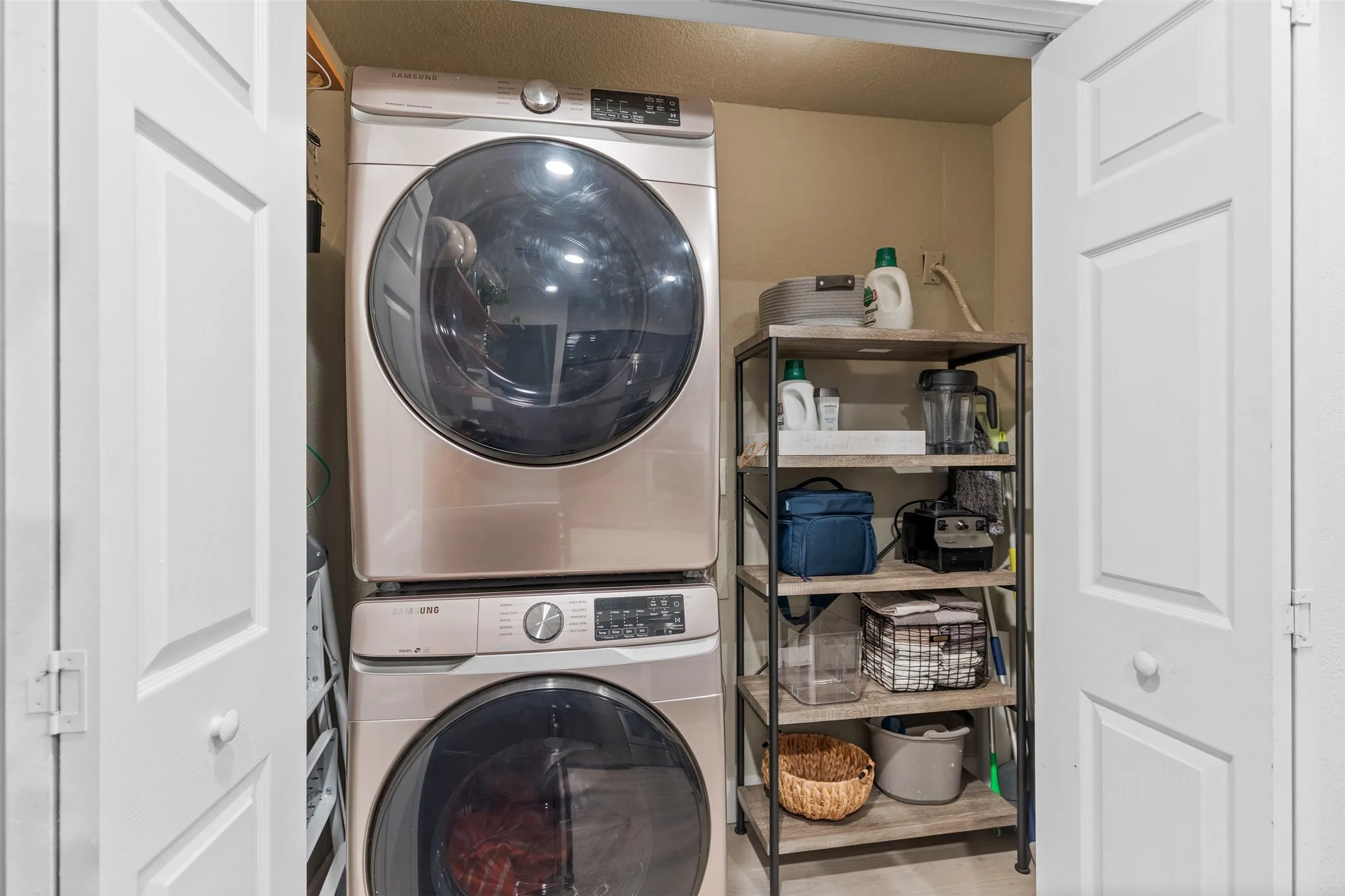 Condominium For Rent in Dallas County , 4777 Cedar Springs Road 2J, Dallas, Texas 75219, 2 Bedroom, 2 Bathroom, 1 Garage spaces, 874 Sqft, built in 1983, mls#21403199, Real Estate Agent in Dallas, Homes For Rent in Dallas county, Homes For Rent in Dallas, Realtor in Dallas Texas, Real Estate Brokerage Independent Realty Texas, Luminita Cordes Realtor