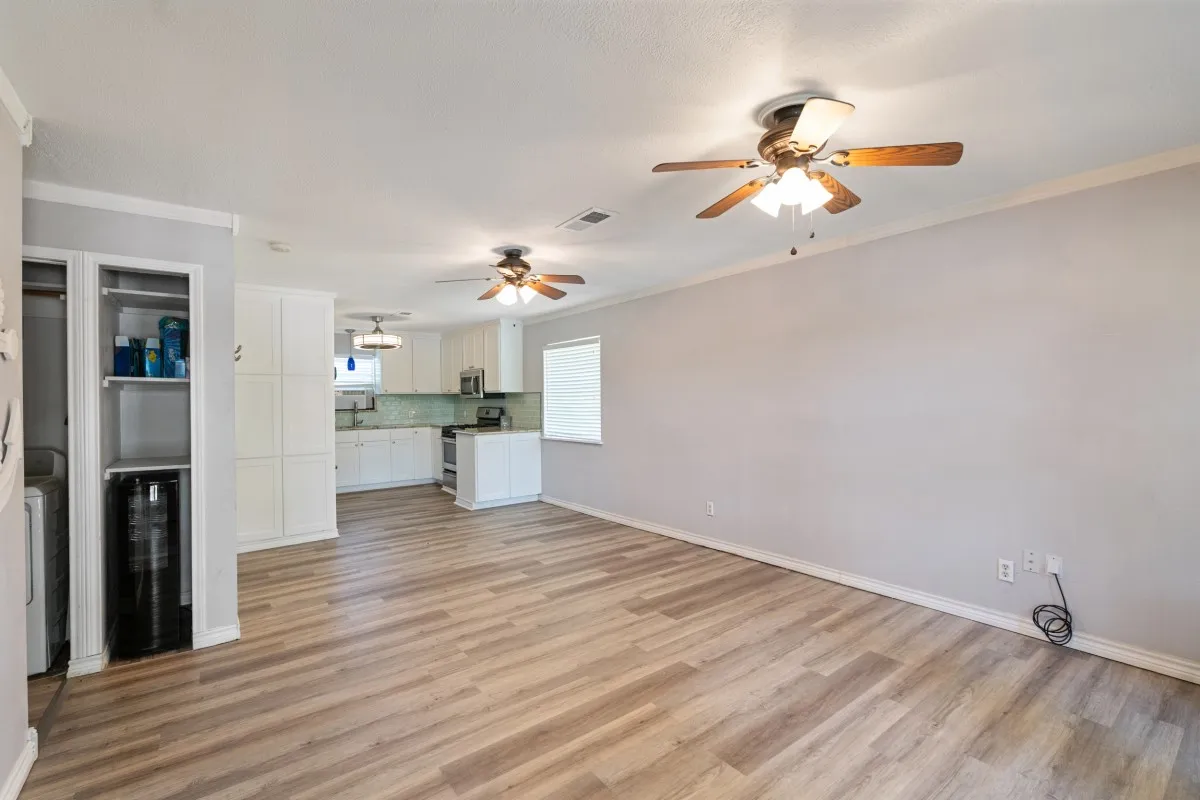 Single Family Residence For Rent in Henderson County , 140 Lynn Creek Drive, Mabank, Texas 75156, 3 Bedroom, 2 Bathroom, Garage spaces, 928 Sqft, built in 1986, mls#21403223, Real Estate Agent in Mabank, Homes For Rent in Henderson county, Homes For Rent in Mabank, Realtor in Mabank Texas, Real Estate Brokerage Independent Realty Texas, Luminita Cordes Realtor