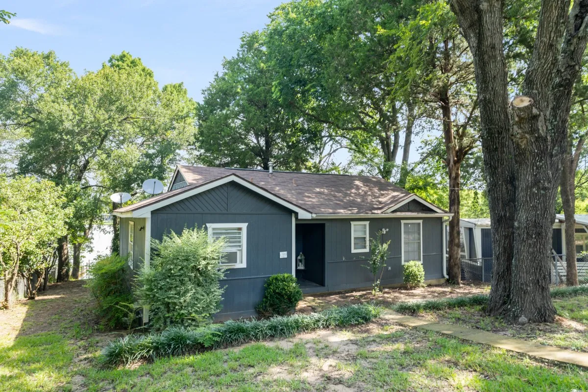 Single Family Residence For Rent in Henderson County , 140 Lynn Creek Drive, Mabank, Texas 75156, 3 Bedroom, 2 Bathroom, Garage spaces, 928 Sqft, built in 1986, mls#21403223, Real Estate Agent in Mabank, Homes For Rent in Henderson county, Homes For Rent in Mabank, Realtor in Mabank Texas, Real Estate Brokerage Independent Realty Texas, Luminita Cordes Realtor